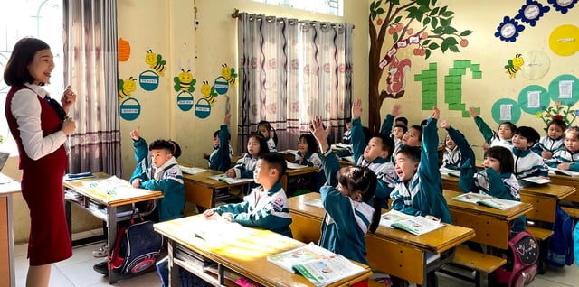 Bộ GD-ĐT nêu hàng loạt bất cập trong cách tính lương nhà giáo - Ảnh 1.