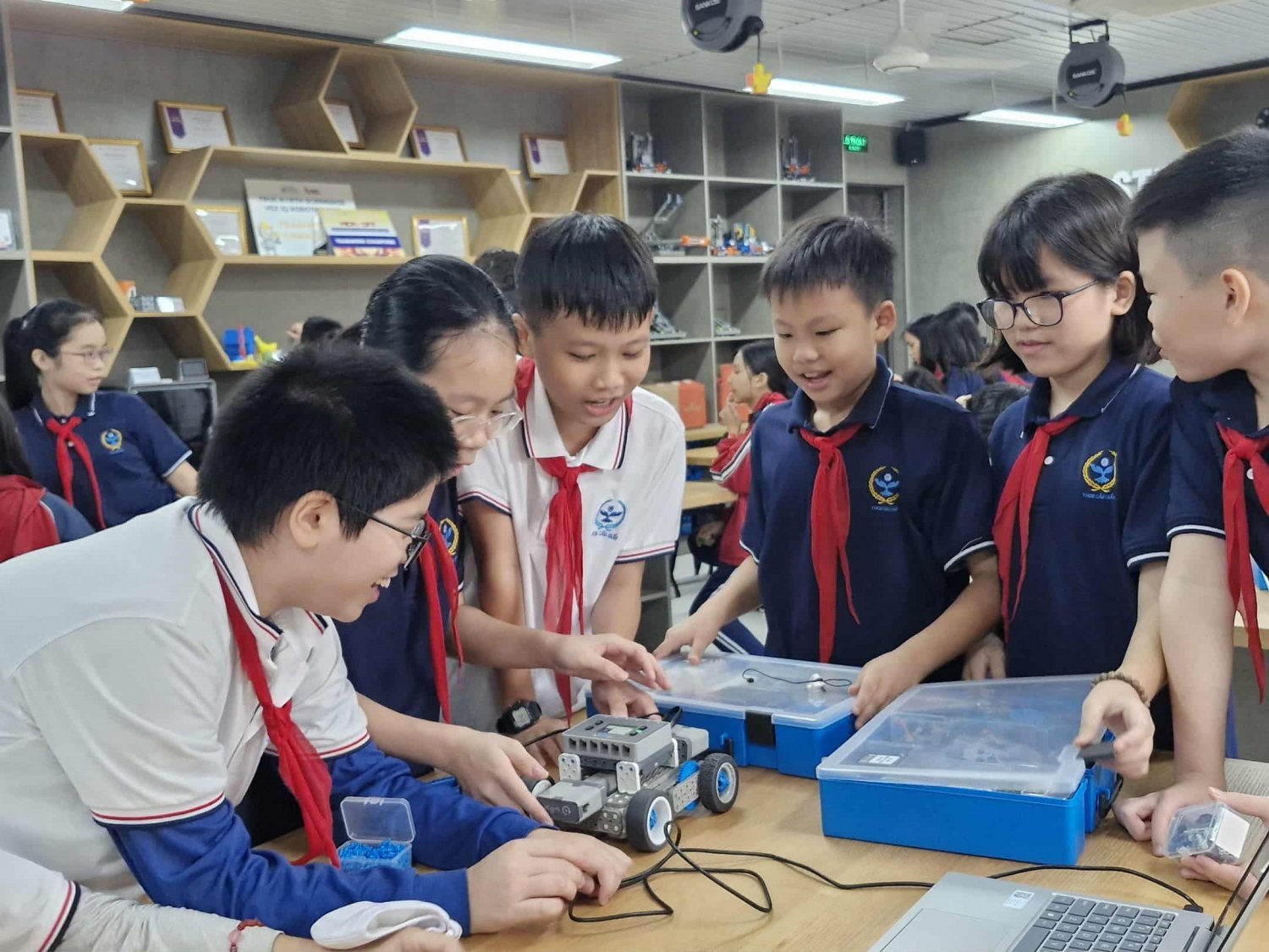 Cada rincón de estudio está diseñado para ser abierto, lo que permite a los estudiantes moverse, debatir y trabajar en grupo con facilidad. Foto: Petrovietnam. Mỗi góc học tập đều được thiết kế mở, giúp học sinh có thể dễ dàng di chuyển, thảo luận và làm việc nhóm. Ảnh: Petrovietnam.