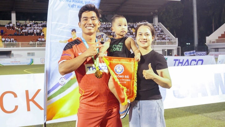 Anh trai đá bóng, vợ 'ngóng' trên sân - Ảnh 1.