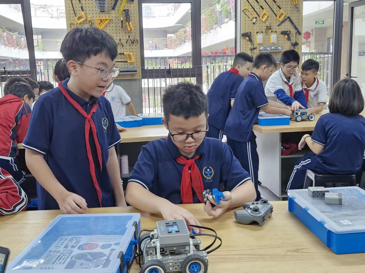 El laboratorio STEM no solo proporciona equipos, sino que también inspira en los estudiantes grandes aspiraciones, el deseo de aprender, crear y conectar con los demás. Foto: Petrovietnam. Phòng thực hành STEM không chỉ mang đến thiết bị, mà còn khơi dậy trong các em khát vọng lớn, khát vọng học hỏi, sáng tạo và vươn xa. Ảnh: Petrovietnam.