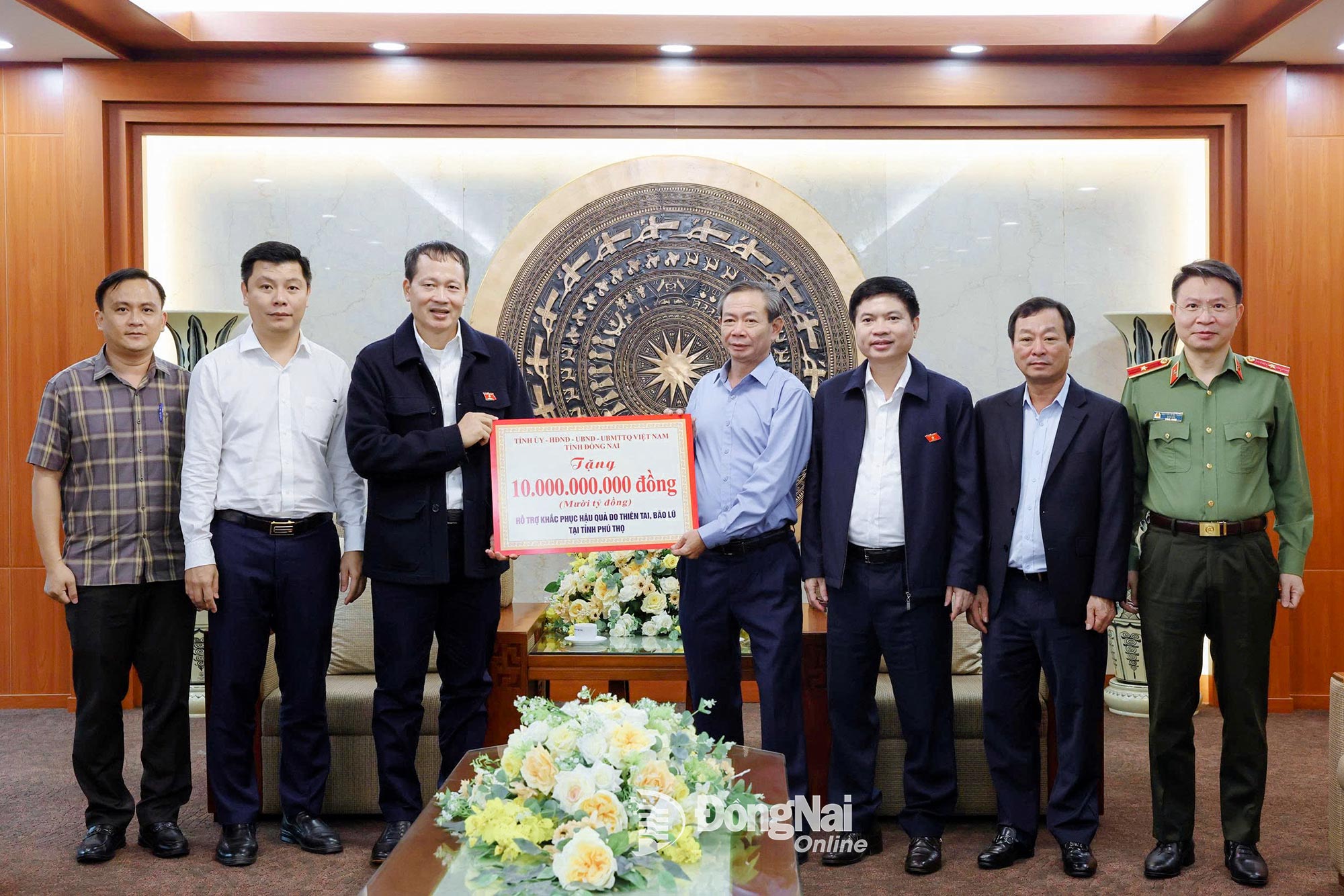 Bí thư Tỉnh ủy, Trưởng đoàn Đại biểu Quốc hội tỉnh Đồng Nai trao 10 tỷ đồng hỗ trợ tỉnh Phú Thọ khắc phục hậu quả thiên tai.