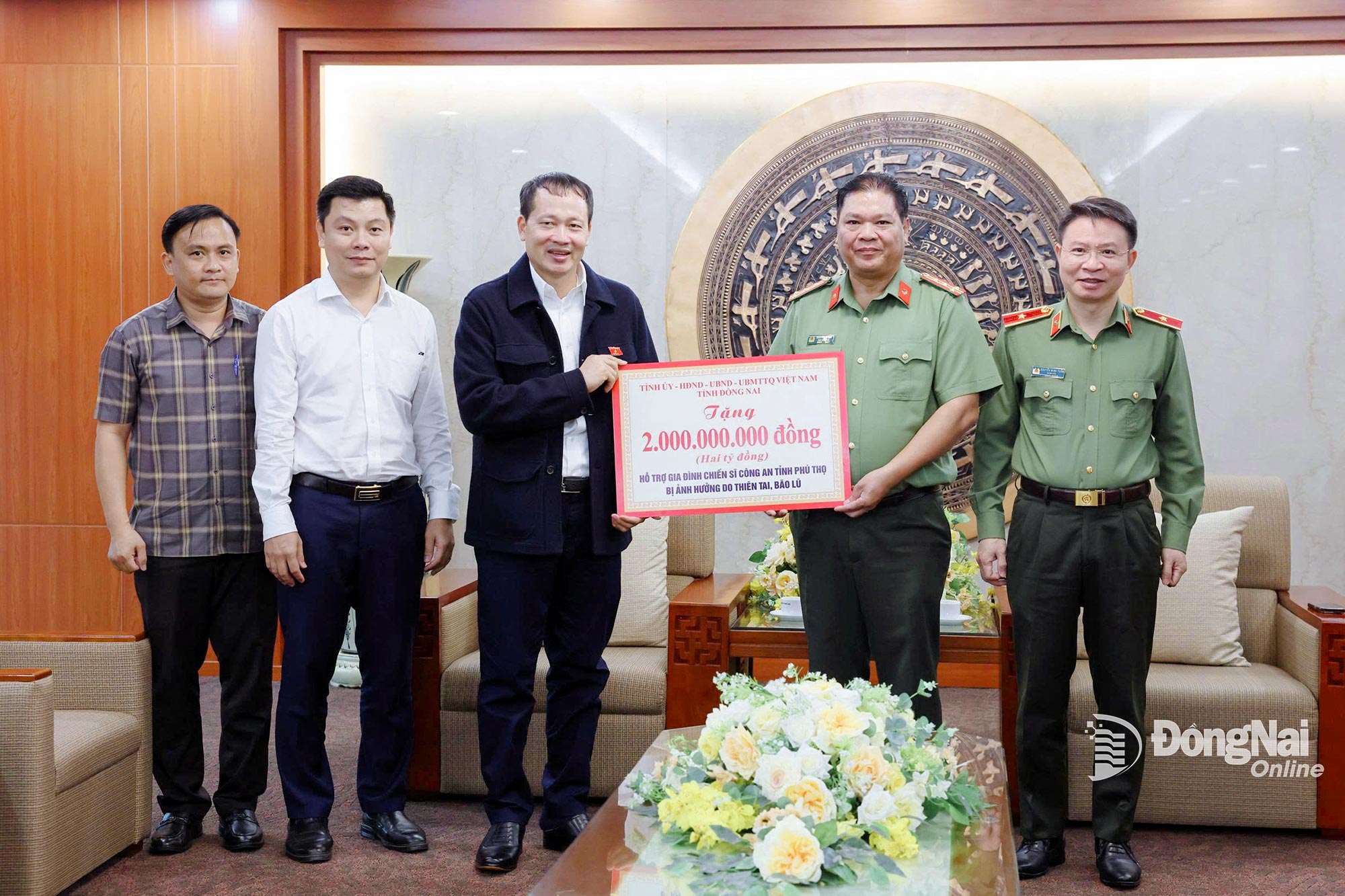 Đoàn công tác của tỉnh Đồng Nai trao 2 tỷ đồng hỗ trợ gia đình các chiến sĩ Công an tỉnh Phú Thọ bị thiệt hại do thiên tai.