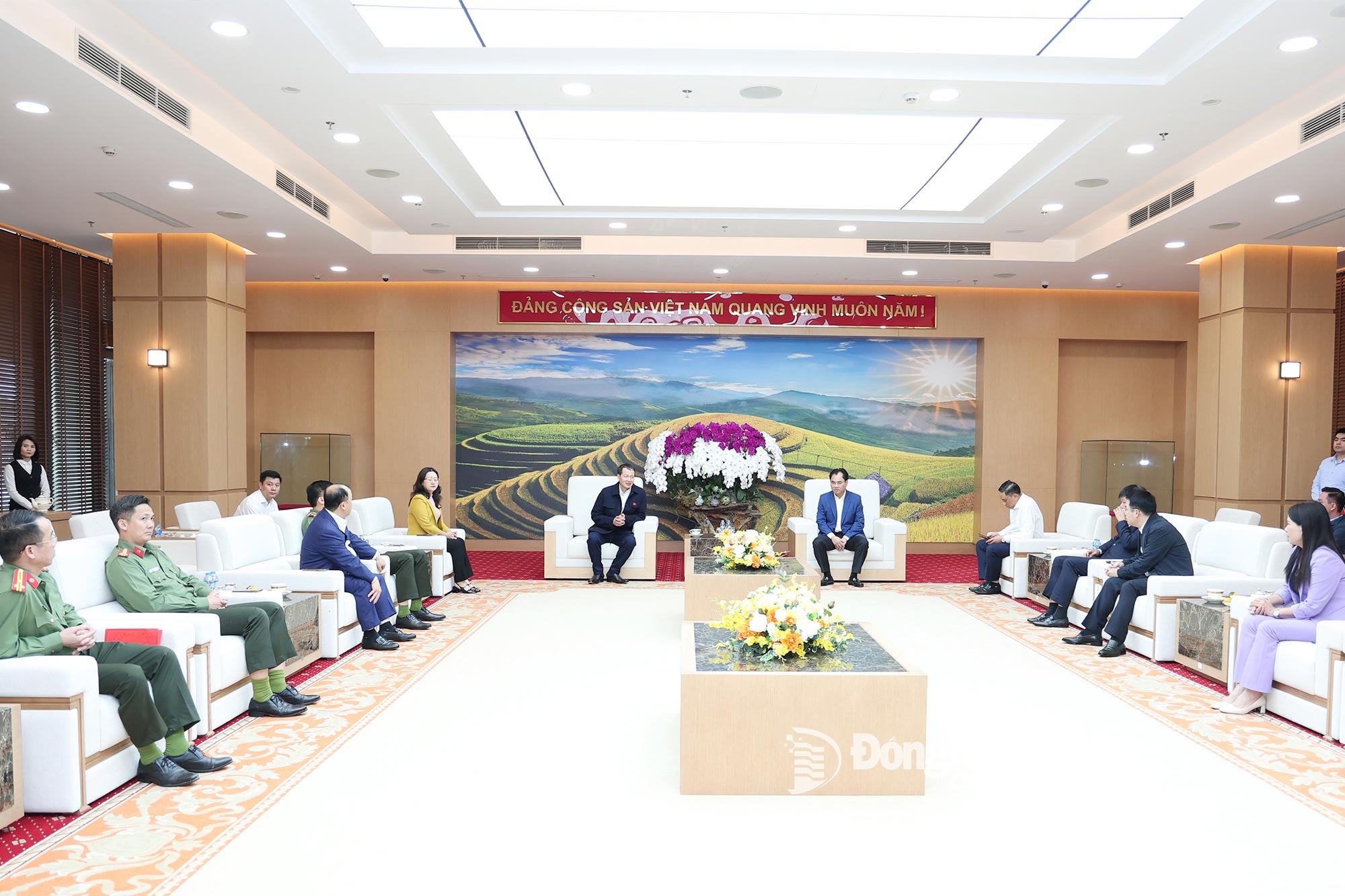 Quang cảnh buổi trao kinh phí của tỉnh Đồng Nai hỗ trợ tỉnh Lào Cai khắc phục hậu quả thiên tai.