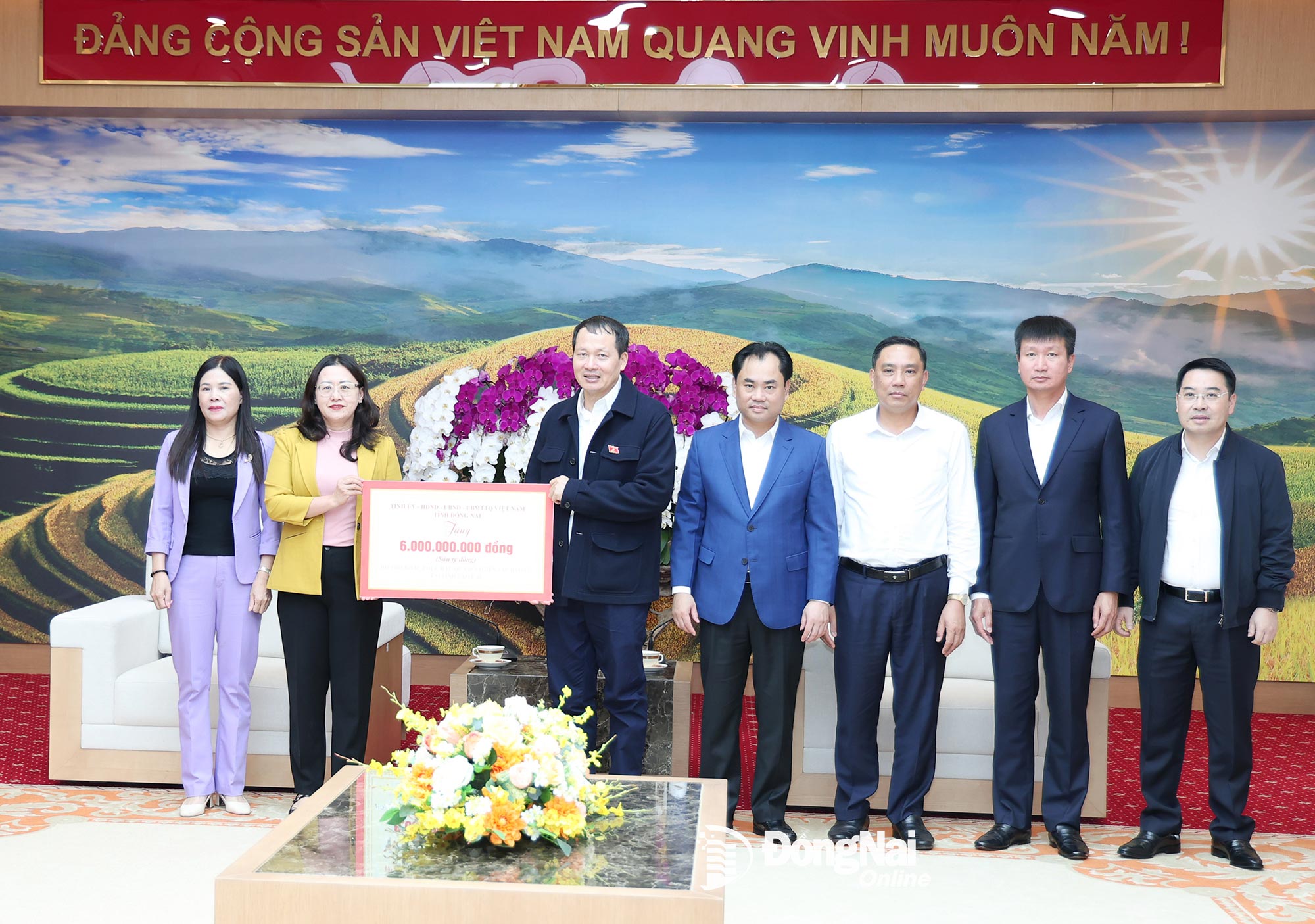 Đồng chí Vũ Hồng Văn, Bí thư Tỉnh ủy, Trưởng đoàn Đại biểu Quốc hội tỉnh Đồng Nai trao 6 tỷ đồng hỗ trợ tỉnh Lào Cai.