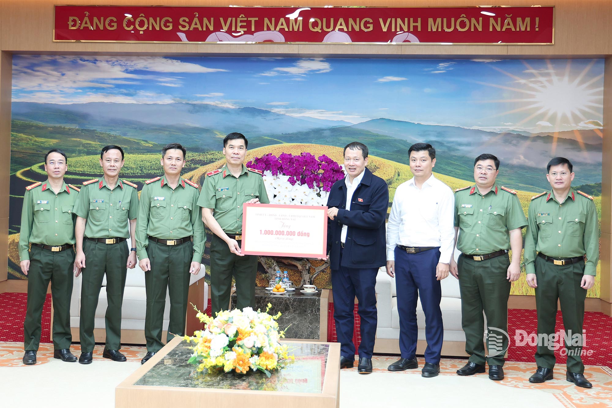 Đồng chí Vũ Hồng Văn, Bí thư Tỉnh ủy, Trưởng đoàn Đại biểu Quốc hội tỉnh Đồng Nai trao kinh phí 1 tỷ đồng hỗ trợ gia đình chiến sĩ Công an tỉnh Lào Cai bị thiệt hại do thiên tai.