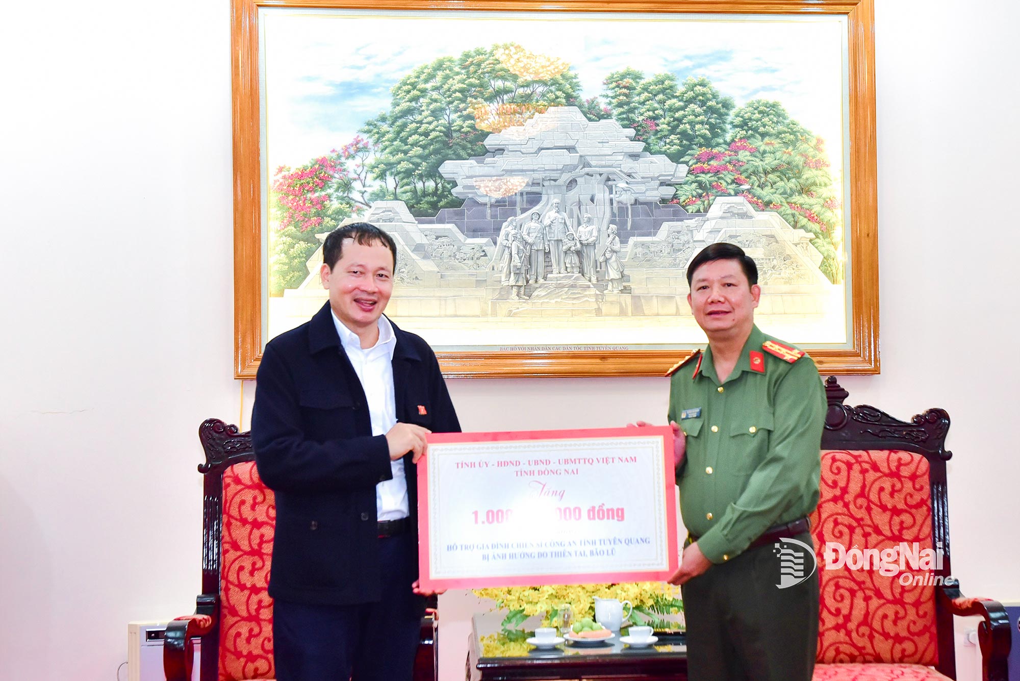 Đồng chí Vũ Hồng Văn, Bí thư Tỉnh ủy, Trưởng đoàn Đại biểu Quốc hội tỉnh Đồng Nai trao biểu trưng tặng 1 tỷ đồng hỗ trợ các gia đình cán bộ, chiến sĩ Công an tỉnh Tuyên Quang chịu ảnh hưởng bởi bão, lũ.