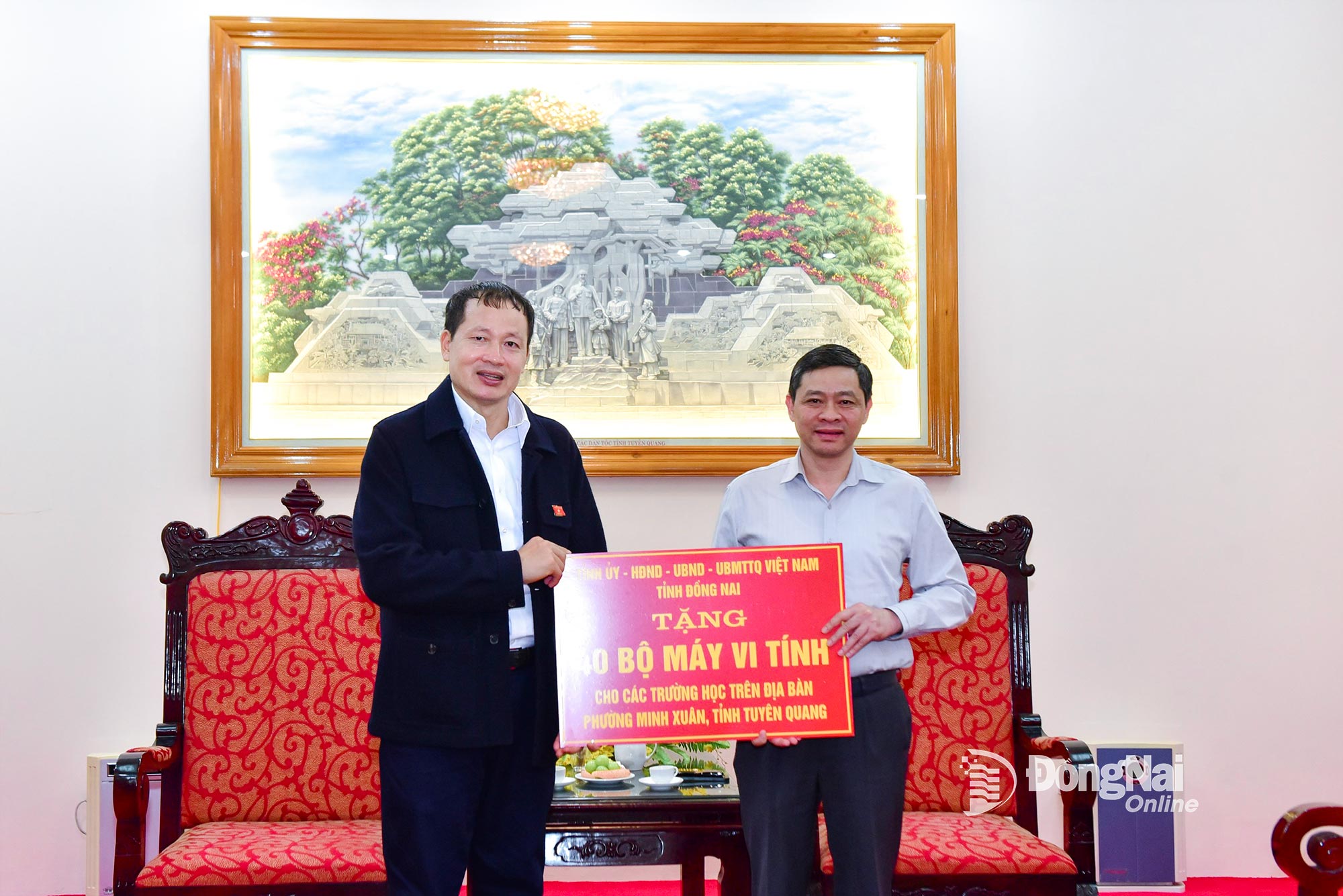 Đồng chí Vũ Hồng Văn, Bí thư Tỉnh ủy, Trưởng đoàn Đại biểu Quốc hội tỉnh Đồng Nai trao tặng 40 bộ máy vi tính cho các trường học phường Minh Xuân, tỉnh Tuyên Quang.