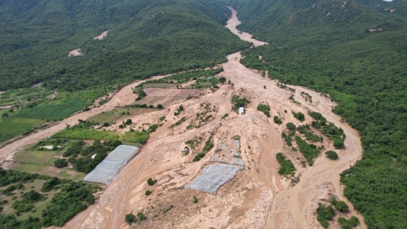 Pemandangan danau yang jebol.
