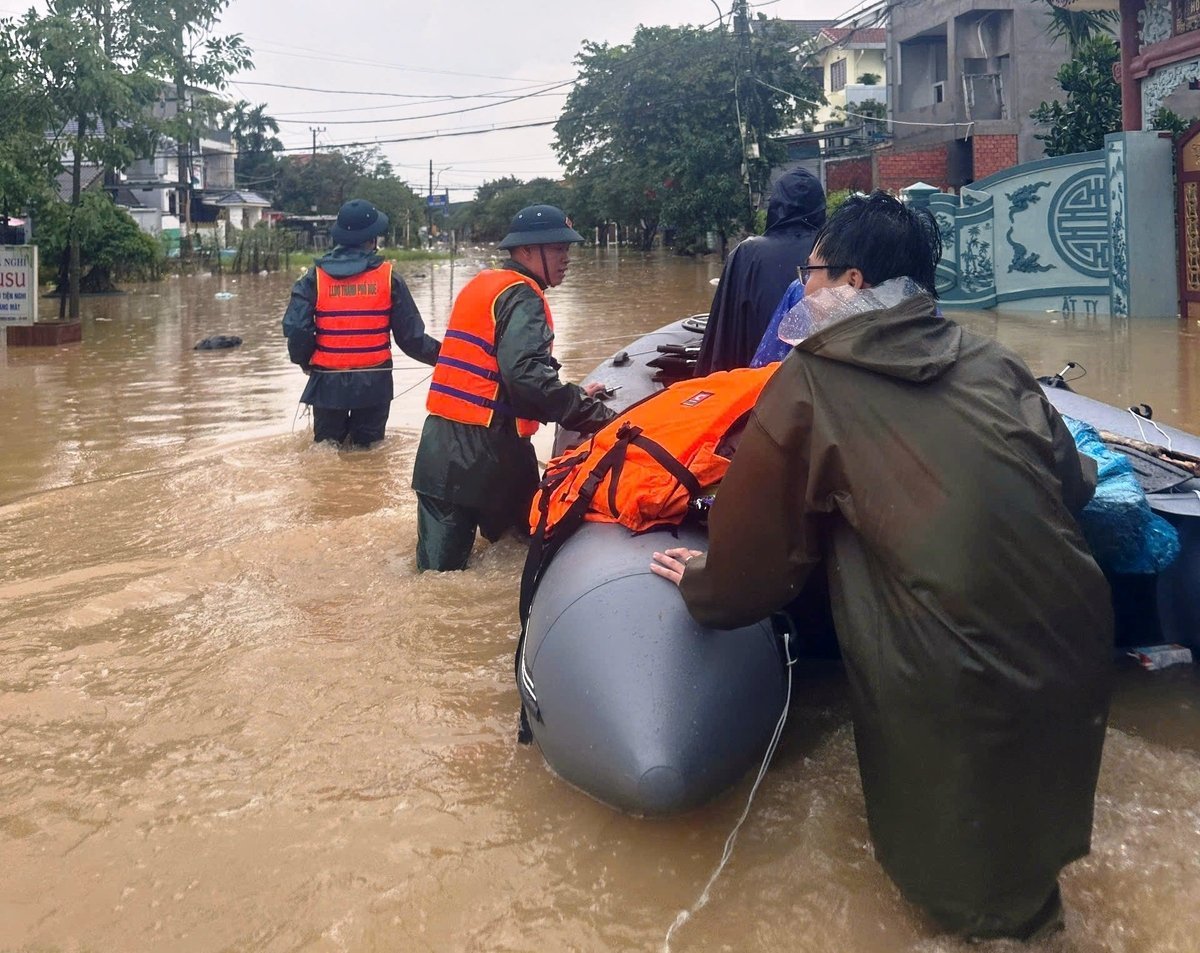 Lực lượng chức năng của TP. Huế đến các khu vực ngập sâu để hỗ trợ, tán người dân trong sáng 3/11. Ảnh: Chinhphu.vn