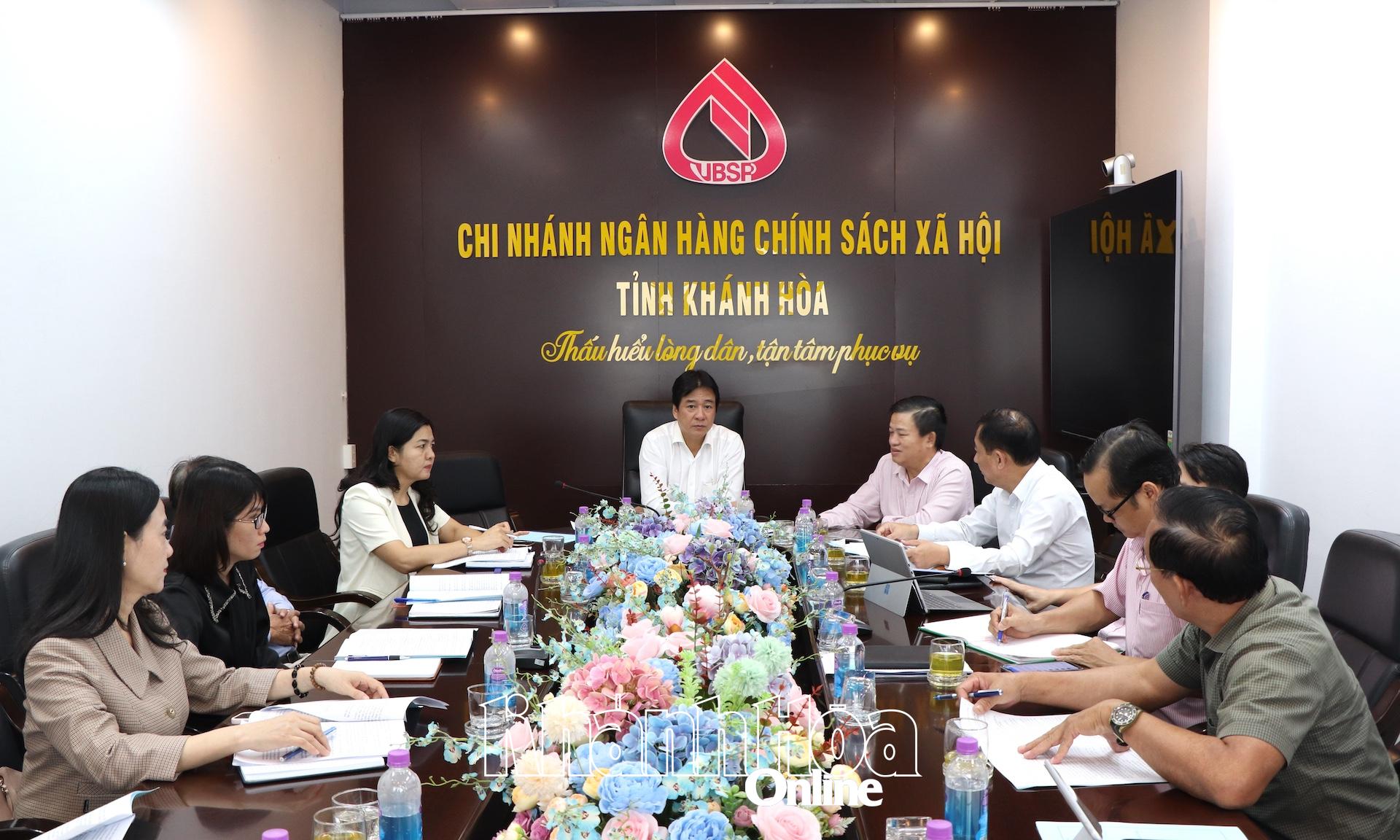 ສະຫາຍ ຫງວຽນ​ລອງ​ບຽນ ກ່າວ​ຄຳ​ເຫັນ​ທີ່​ກອງ​ປະຊຸມ.