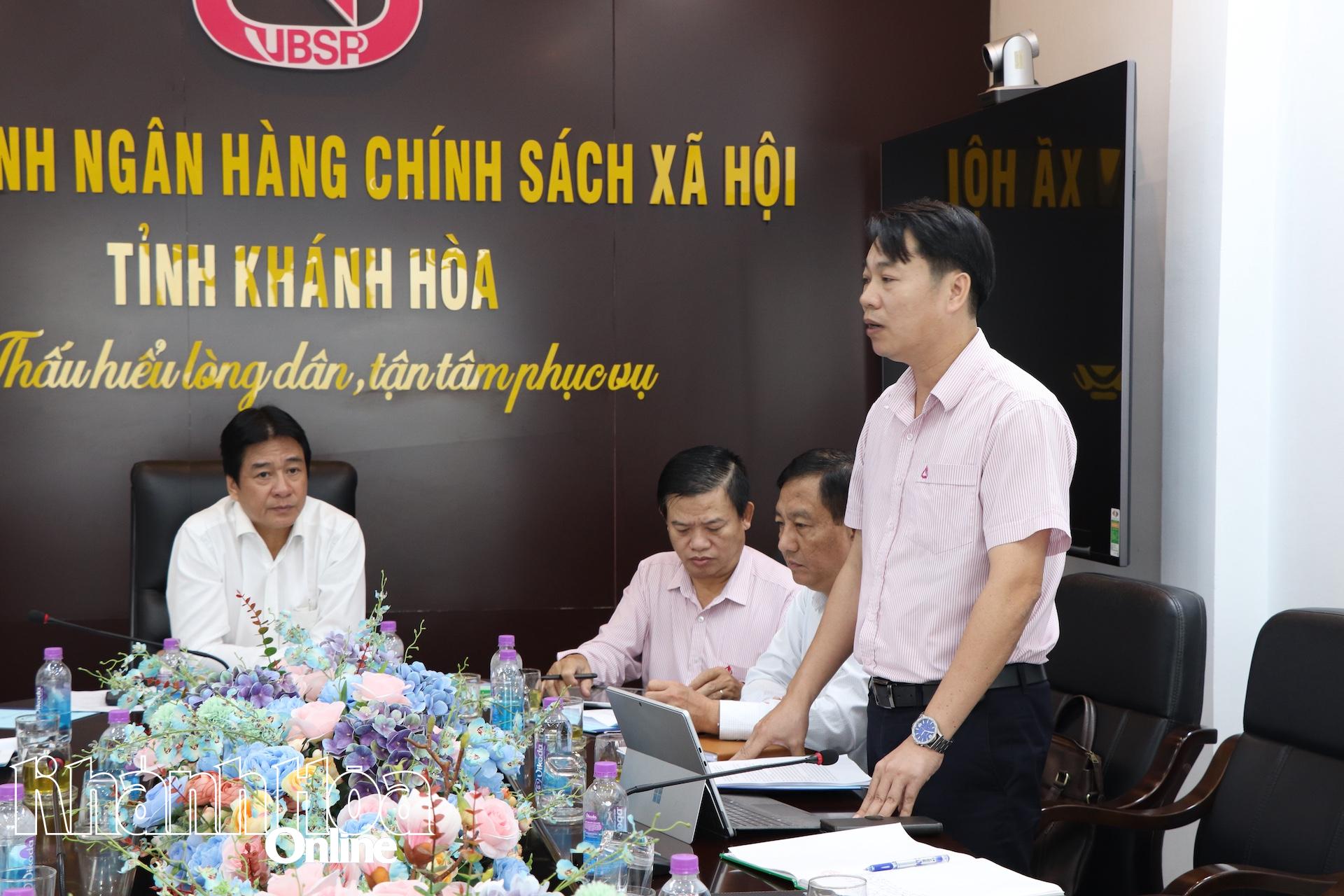 ການນຳທະນາຄານນະໂຍບາຍສັງຄົມແຂວງ ລາຍງານໃນກອງປະຊຸມ.