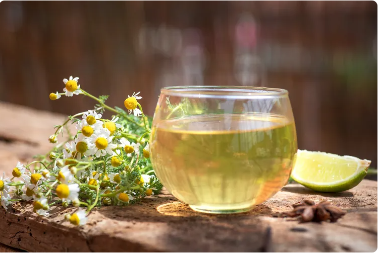 5 tác dụng phụ của việc uống quá nhiều trà hoa cúc- Ảnh 1.