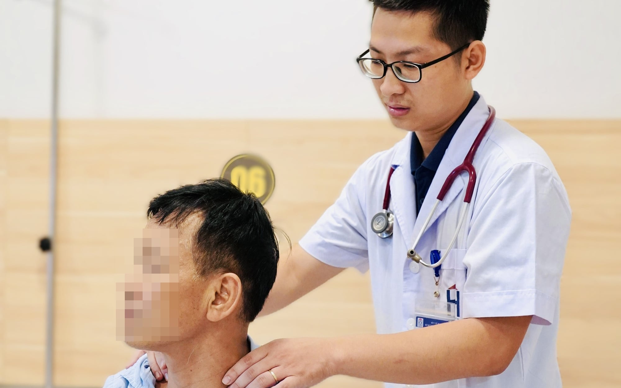 Bụng cụ bà to bất thường, căng tức, bác sĩ phẫu thuật lấy ra khối u ác tính gần 4kg- Ảnh 3.