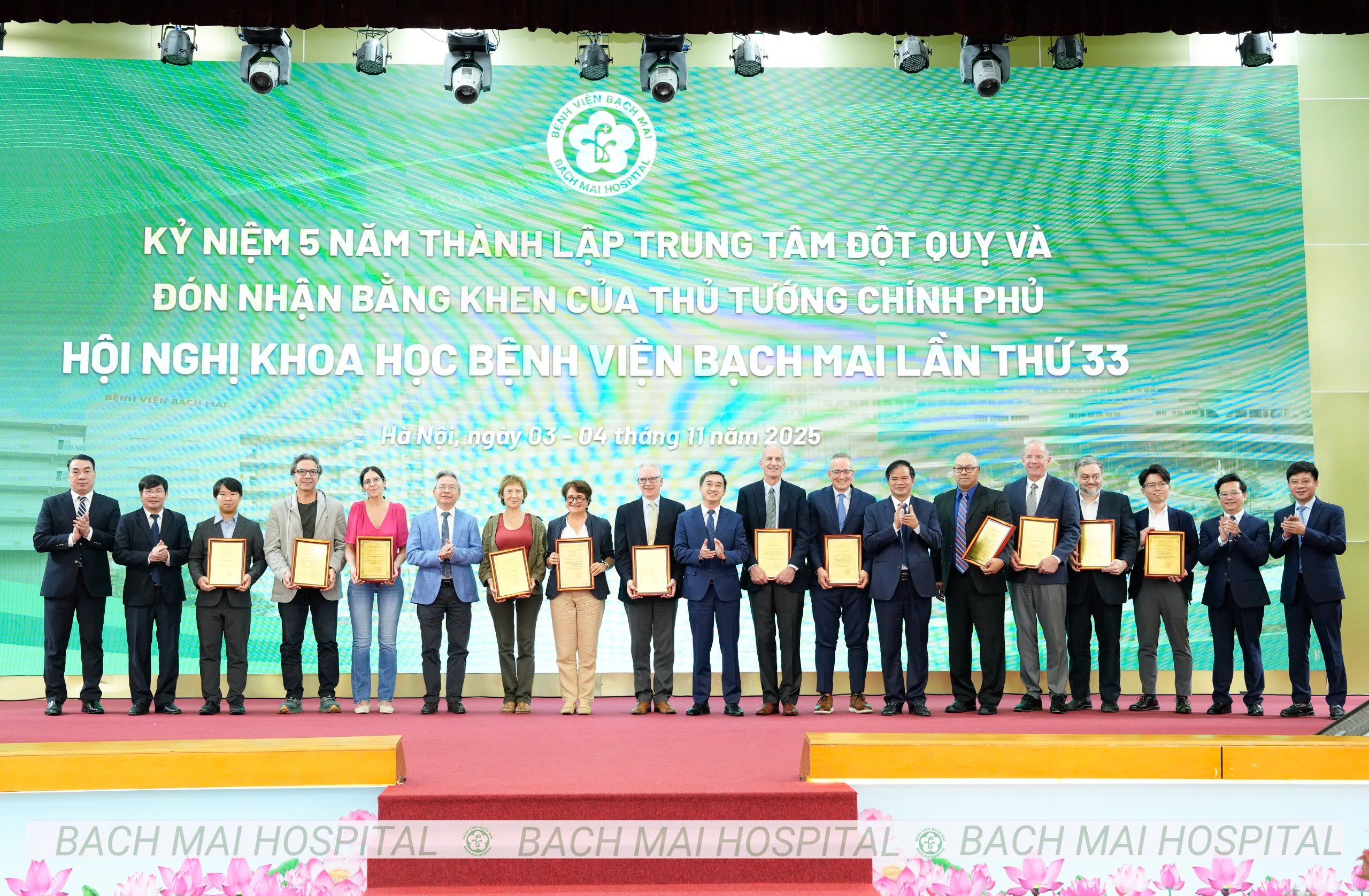 Thứ trưởng Trần Văn Thuấn: Tiếp tục hoàn thiện thể chế, thúc đẩy chuyển đổi số, đổi mới sáng tạo trong y tế- Ảnh 4.