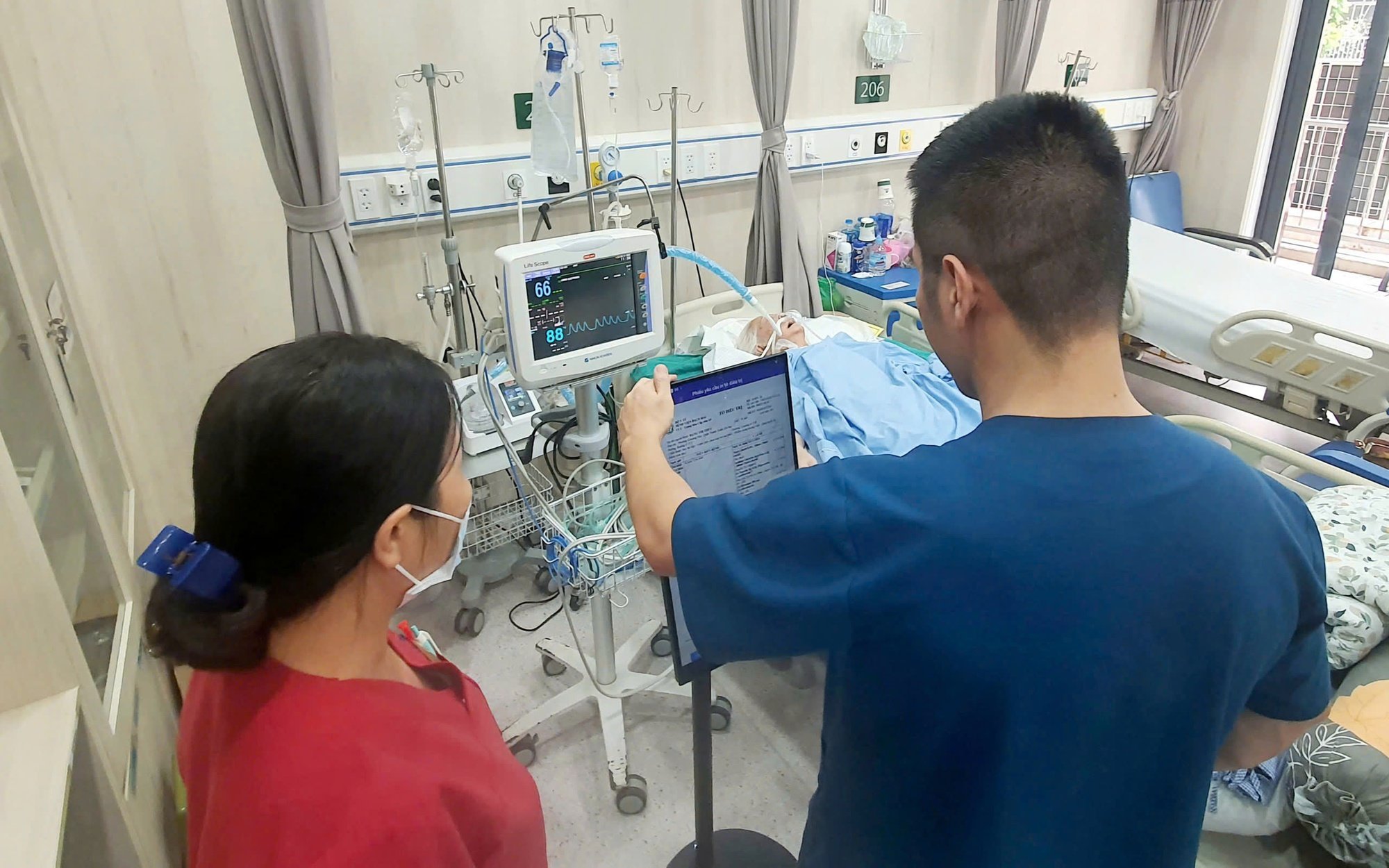 Thứ trưởng Trần Văn Thuấn: Tiếp tục hoàn thiện thể chế, thúc đẩy chuyển đổi số, đổi mới sáng tạo trong y tế- Ảnh 6.