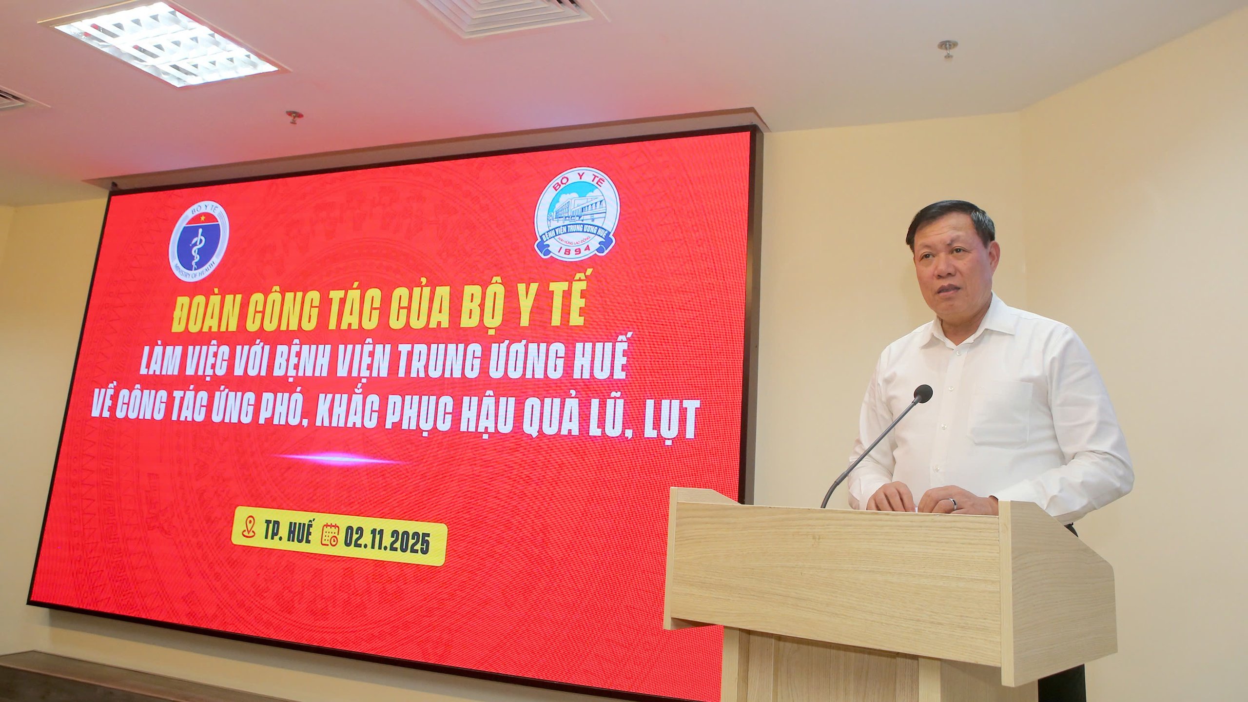 Nhân viên y tế trực nhiều ngày liên tiếp trong điều kiện mưa lũ để duy trì công tác cấp cứu, điều trị cho người dân- Ảnh 1.