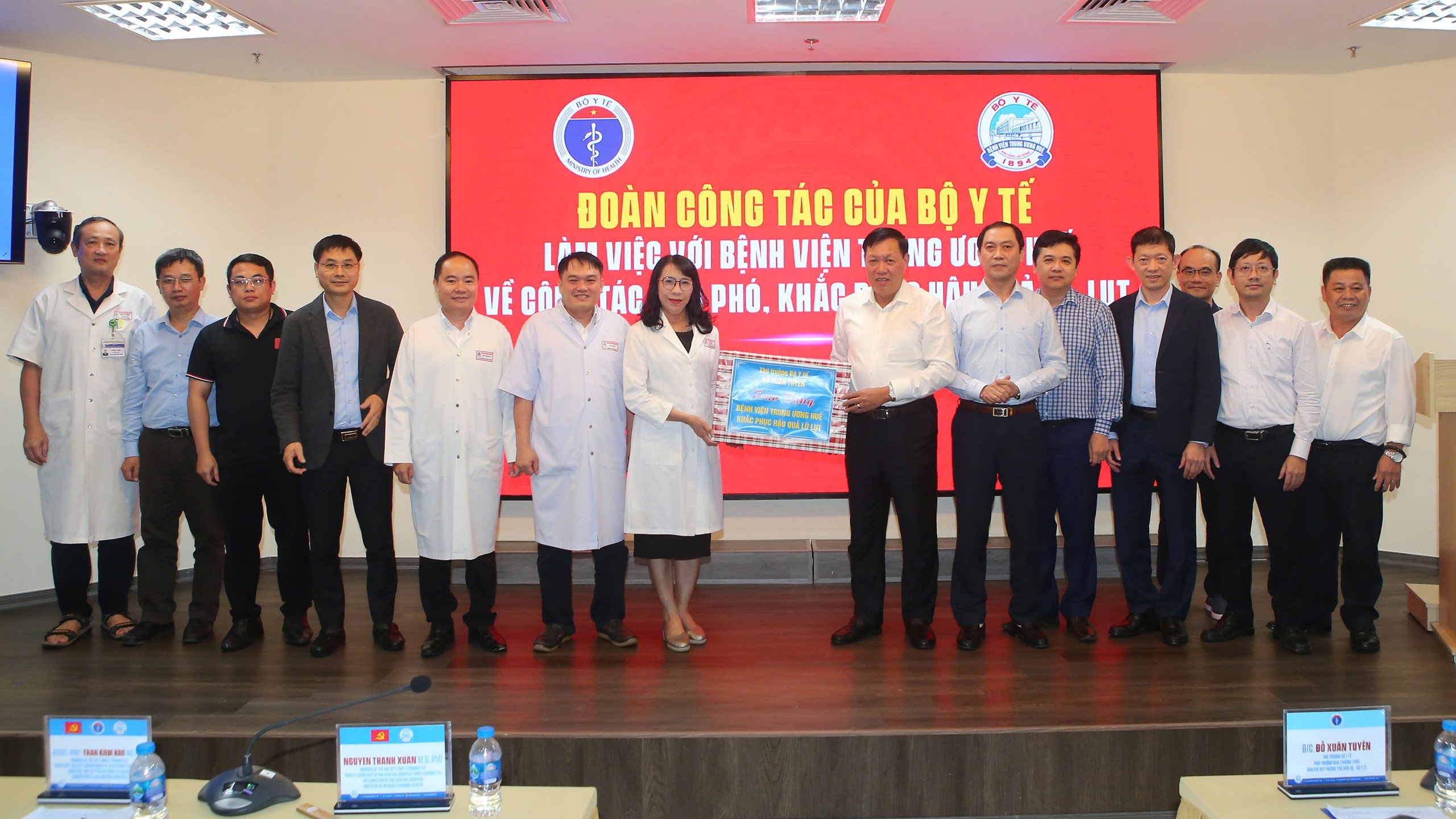 Nhân viên y tế trực nhiều ngày liên tiếp trong điều kiện mưa lũ để duy trì công tác cấp cứu, điều trị cho người dân- Ảnh 2.