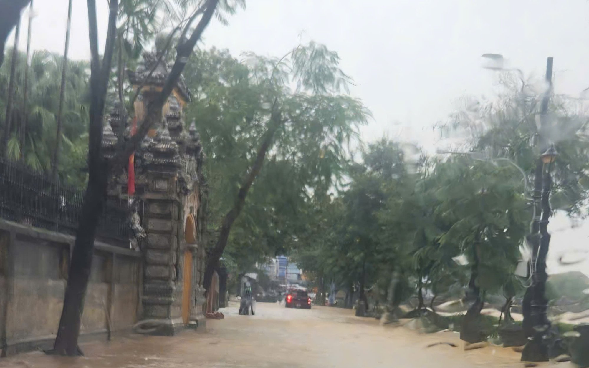 Huế cảnh báo mưa lũ, một số tuyến đường ngập trở lại