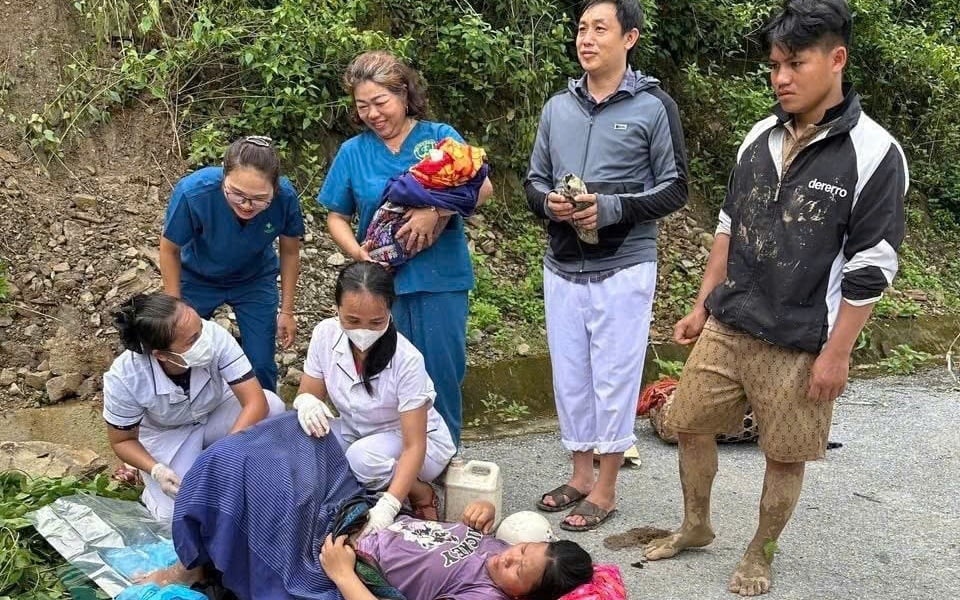 I medici si avventurano nella giungla per far nascere bambini lungo le strade nelle zone colpite dalle alluvioni.
