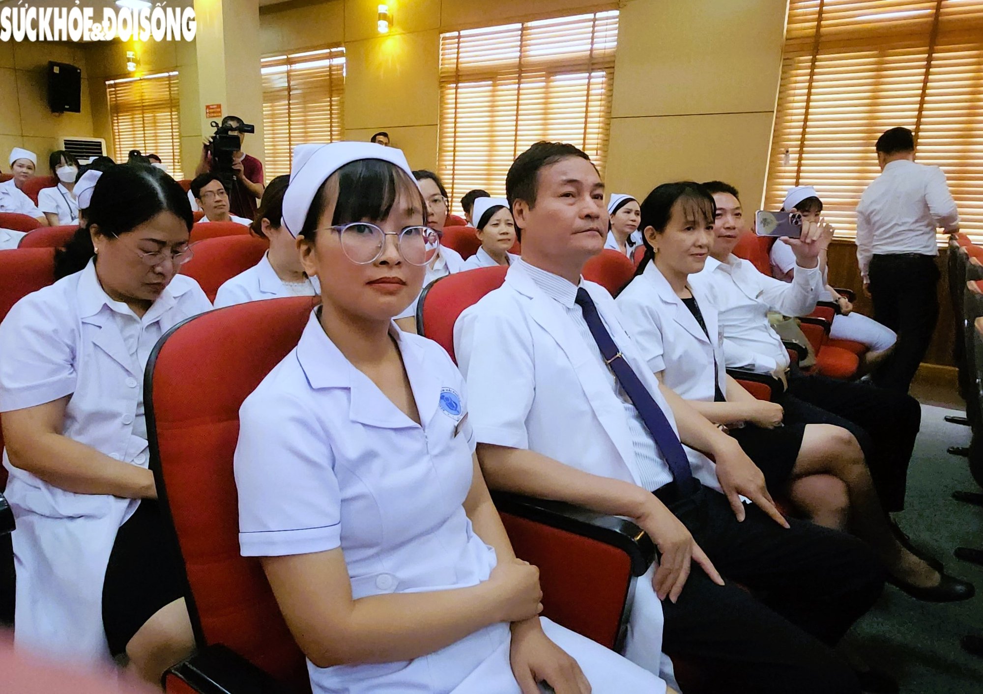 គិលានុបដ្ឋាយិកាស្ត្រី Hai Phong បានផ្តល់រង្វាន់សម្រាប់ការជួយសង្គ្រោះទារកដែលទើបនឹងកើតដែលឈប់ដកដង្ហើមក្នុងរថយន្តតាក់ស៊ី - រូបថត ២. Khen thưởng nữ điều dưỡng Hải Phòng cấp cứu bé sơ sinh ngừng thở trên taxi- Ảnh 2.