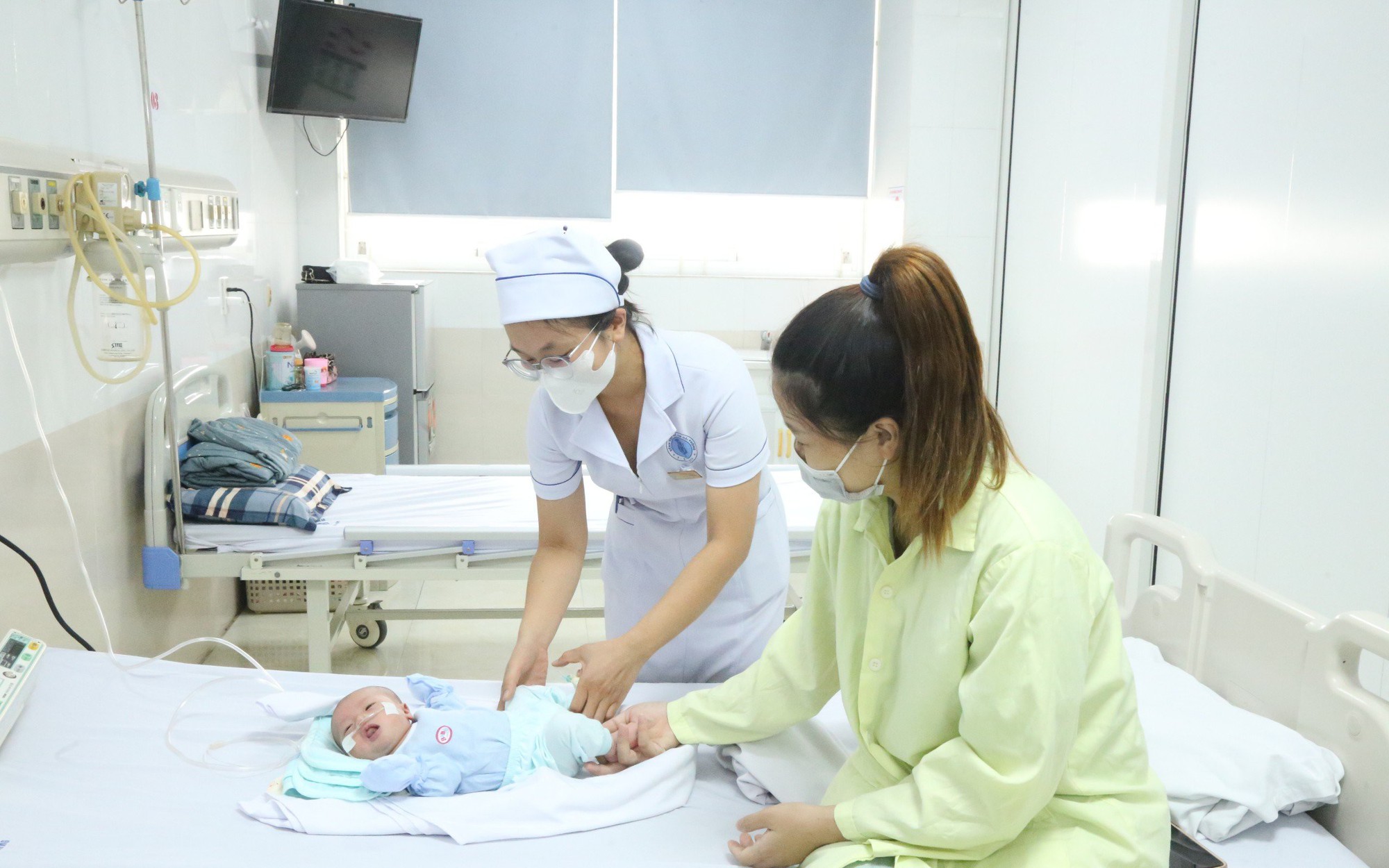 Nữ điều dưỡng cấp cứu bé sơ sinh ngừng thở trên xe taxi