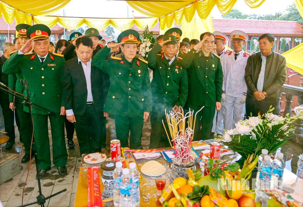 Der Verein zur Unterstützung der Familien der Märtyrer in der Provinz Ninh Binh bietet Weihrauch an. Foto: The Minh (Verein zur Unterstützung der Familien der Märtyrer in der Provinz Ninh Binh)
