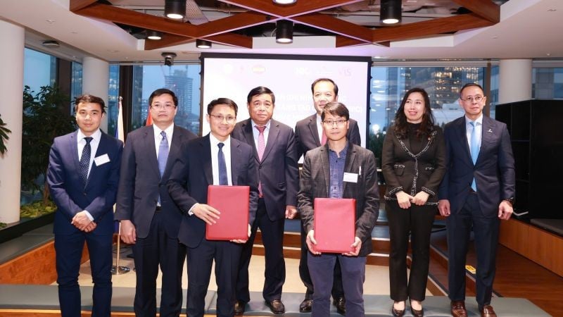 Het National Innovation Center (NIC), het Ministerie van Financiën en de Vereniging van Vietnamese Intellectuelen in het Verenigd Koninkrijk van Groot-Brittannië en Noord-Ierland (VIS) hebben een Memorandum van Overeenstemming over samenwerking ondertekend. (Foto: NIC)