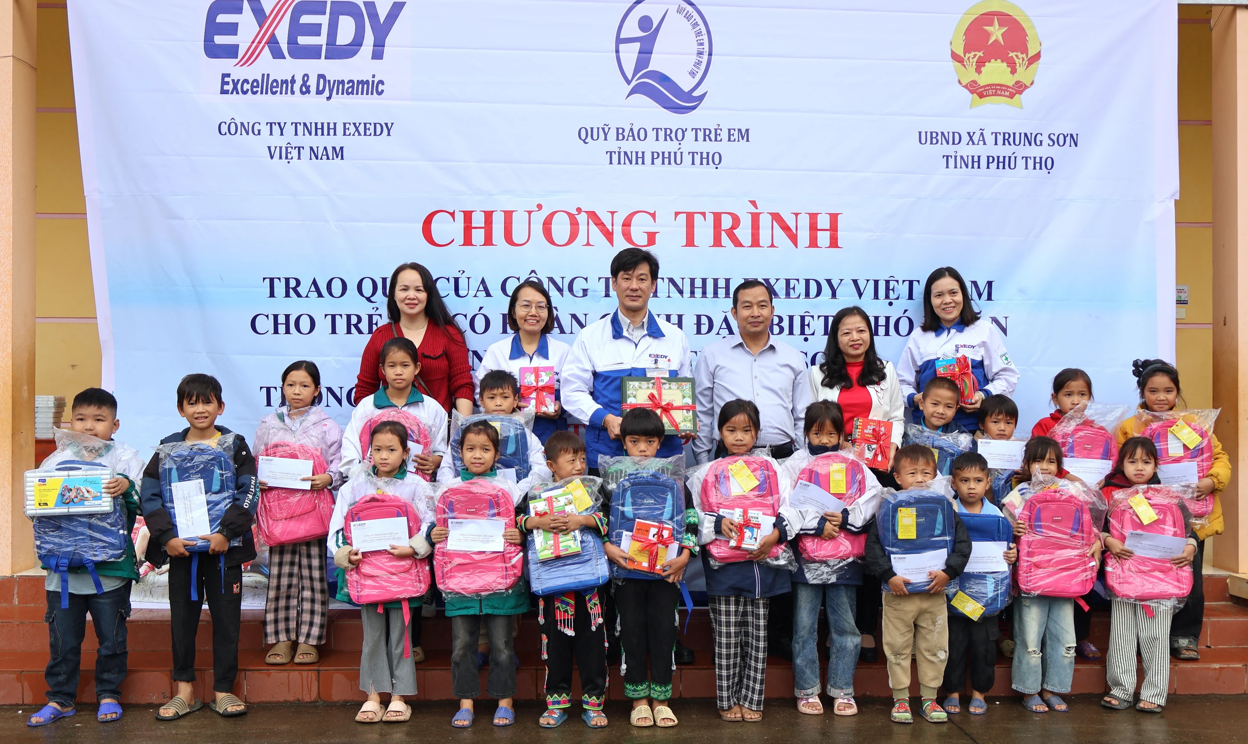 Memberi hadiah kepada pelajar di Trung Son komune dengan keadaan yang sukar