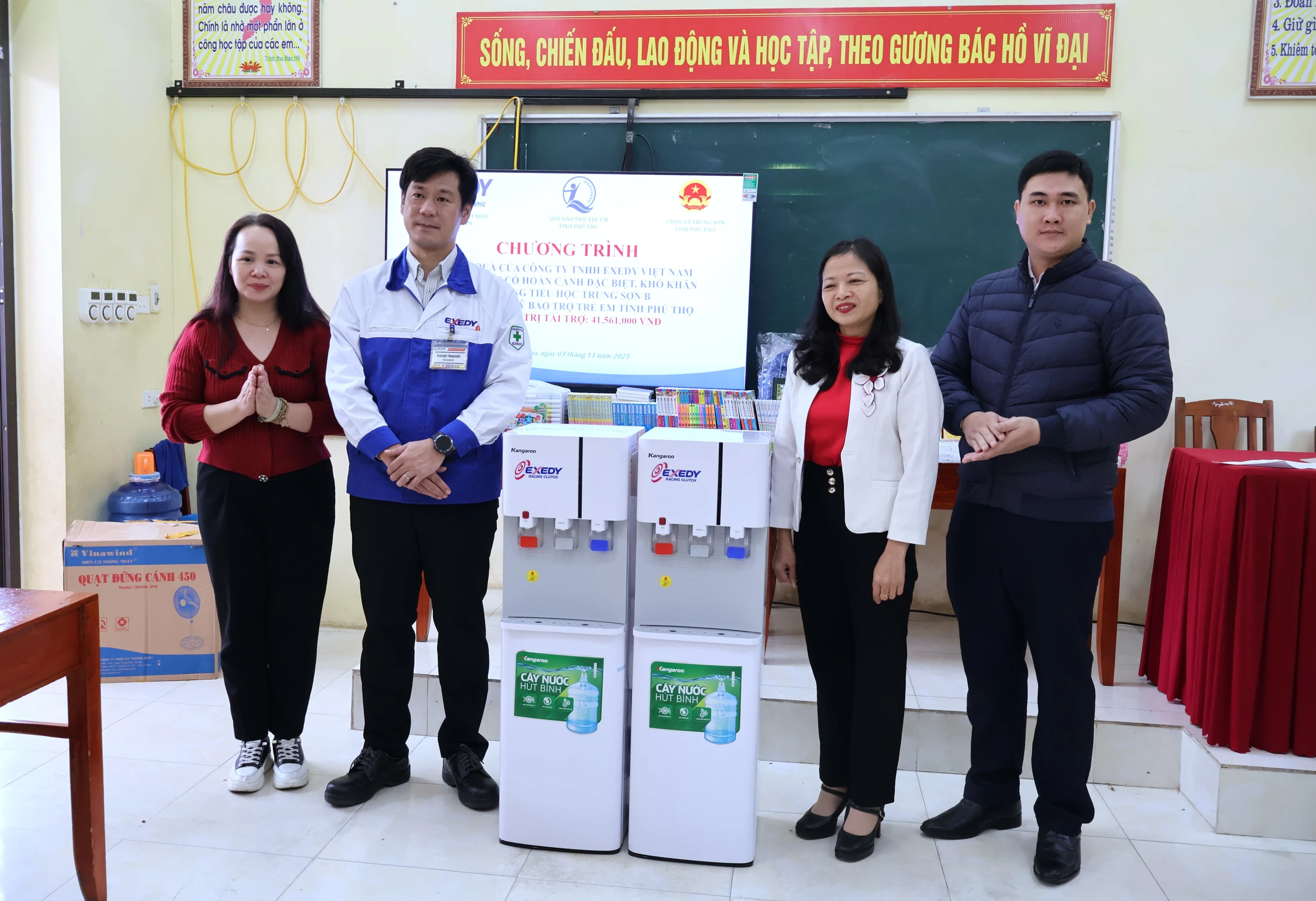 Memberi hadiah kepada pelajar di Trung Son komune dengan keadaan yang sukar