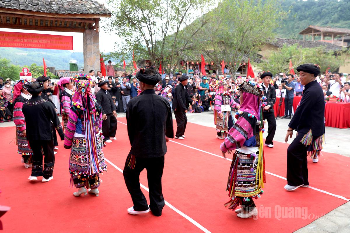 พื้นที่แสดงเพลงพื้นบ้านและการเต้นรำของชาวโลโล ดึงดูดนักท่องเที่ยวและคนในท้องถิ่นให้มาชมเป็นจำนวนมาก