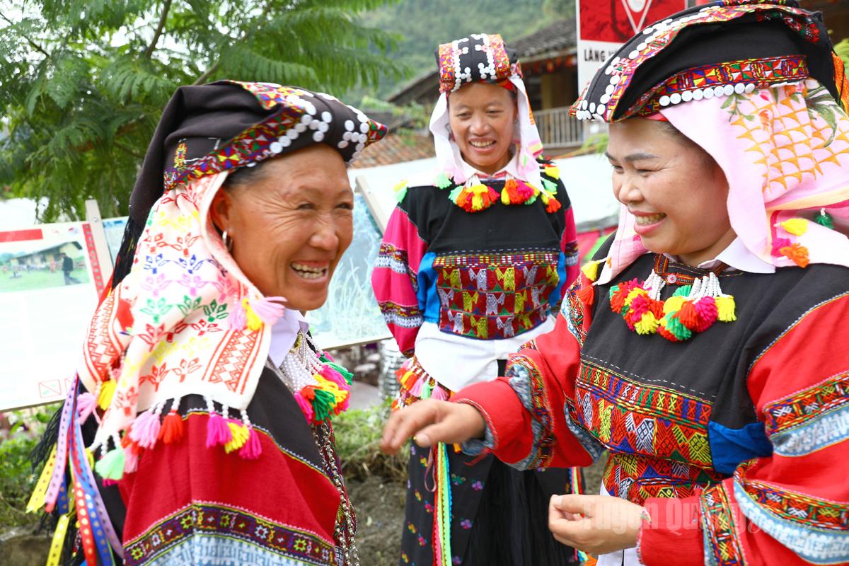 รอยยิ้มบนริมฝีปากของหญิงสาวโลโล - ความงามอันอบอุ่นและเรียบง่ายของที่ราบสูง