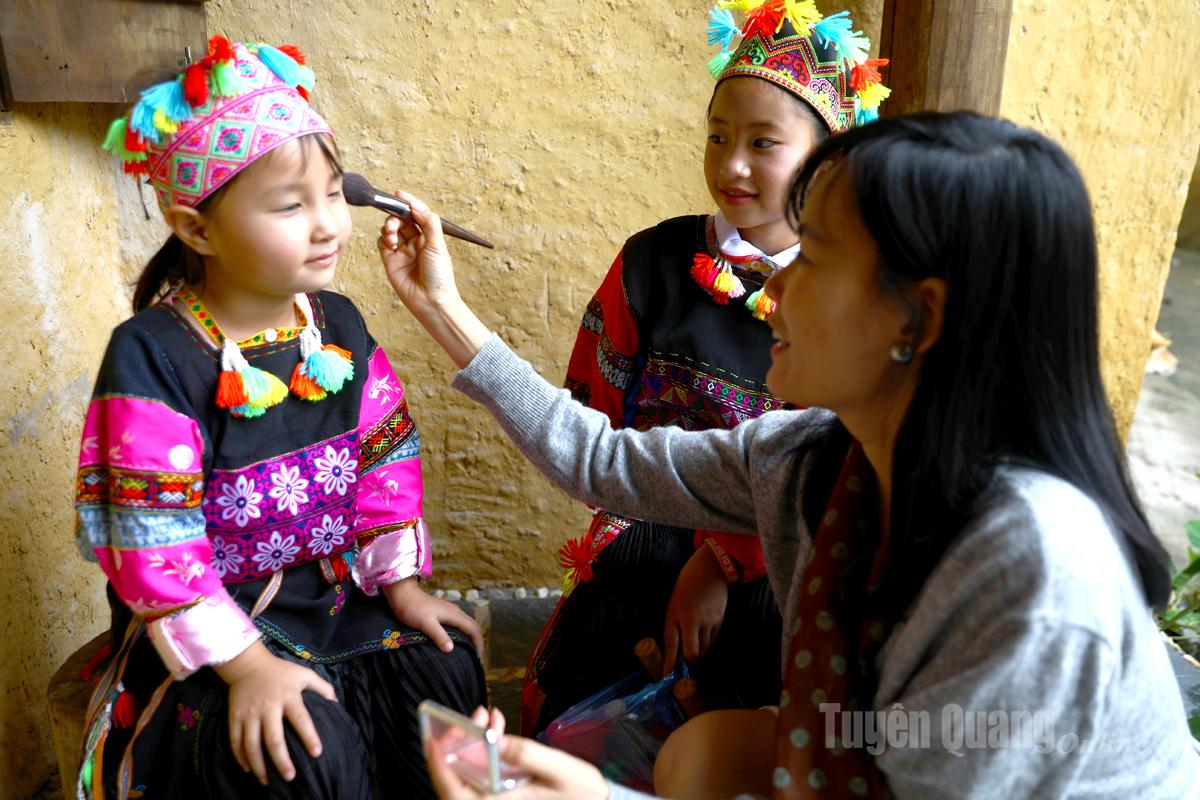 เด็กๆ เผ่าโลโลแต่งตัวเพื่อร่วมแสดงเพลงพื้นบ้านและการเต้นรำในงานเทศกาล