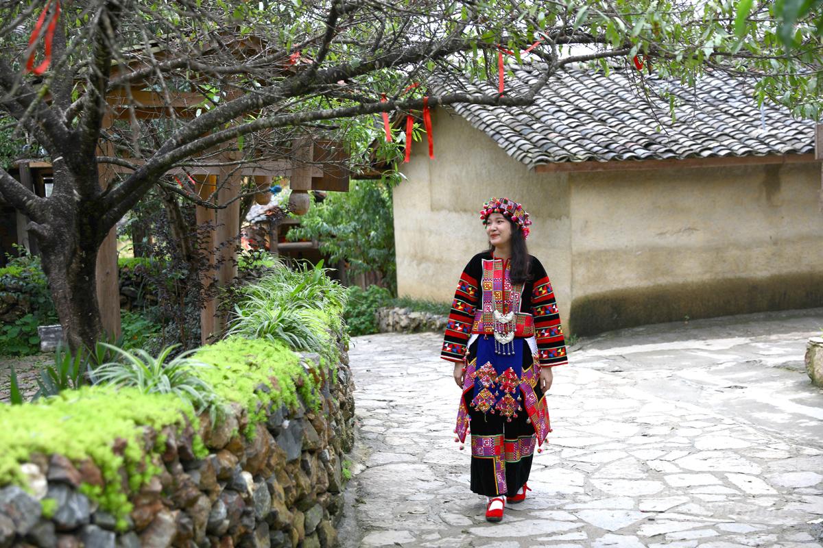 สาวโลโลในชุดพื้นเมือง