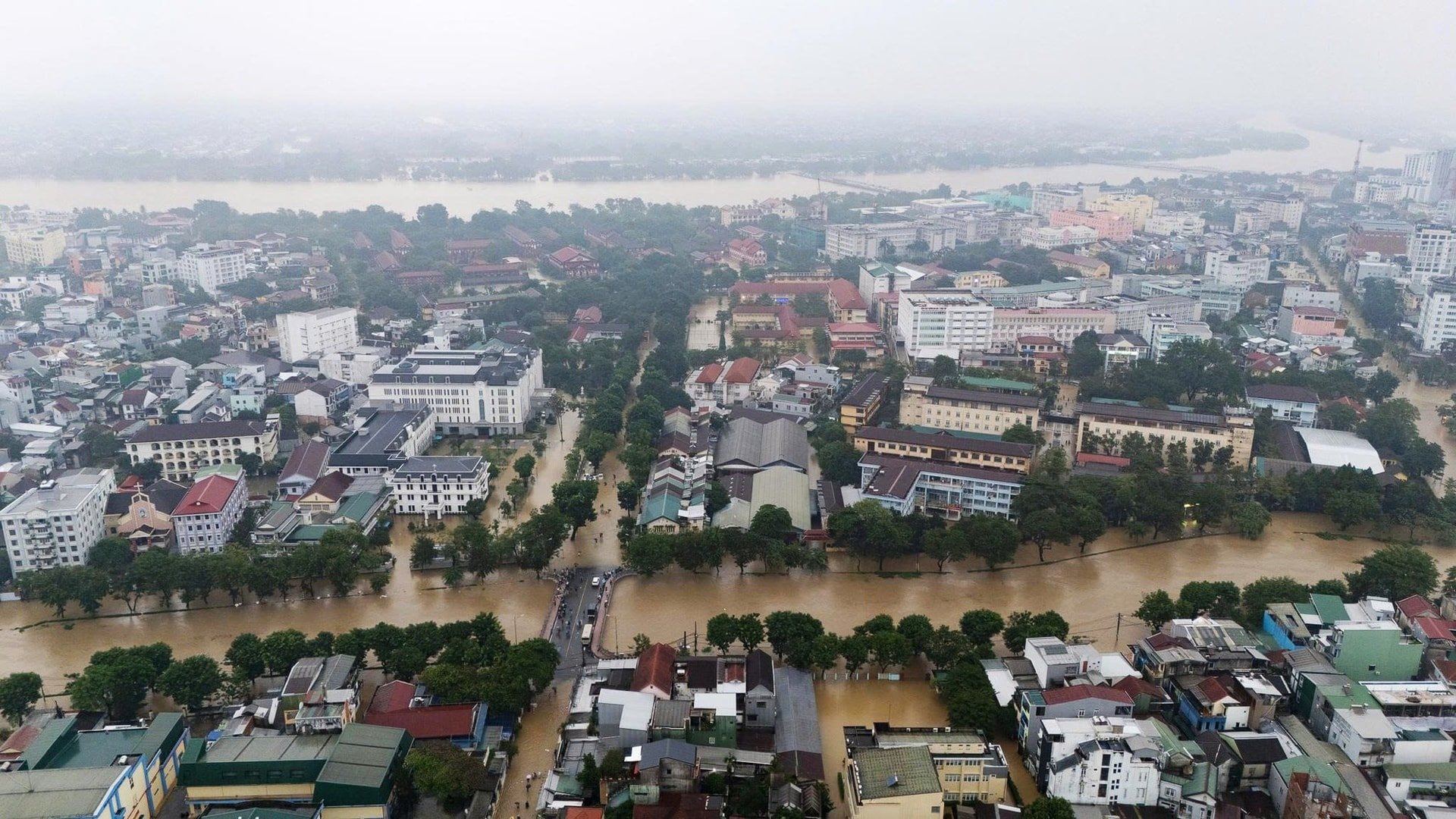 Inondations dans la ville de Hué suite à des pluies torrentielles prolongées.