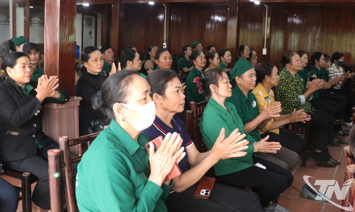 Praktikanterna deltar i en utbildning i industriell marknadsföring på Hao Dat Tea Cooperative, Tan Cuong kommun.