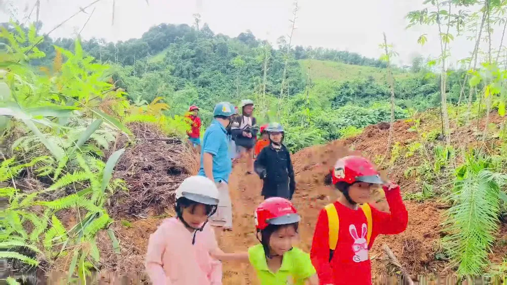 Samarbeta för att få eleverna säkert till skolan efter många dagar av kraftigt regn