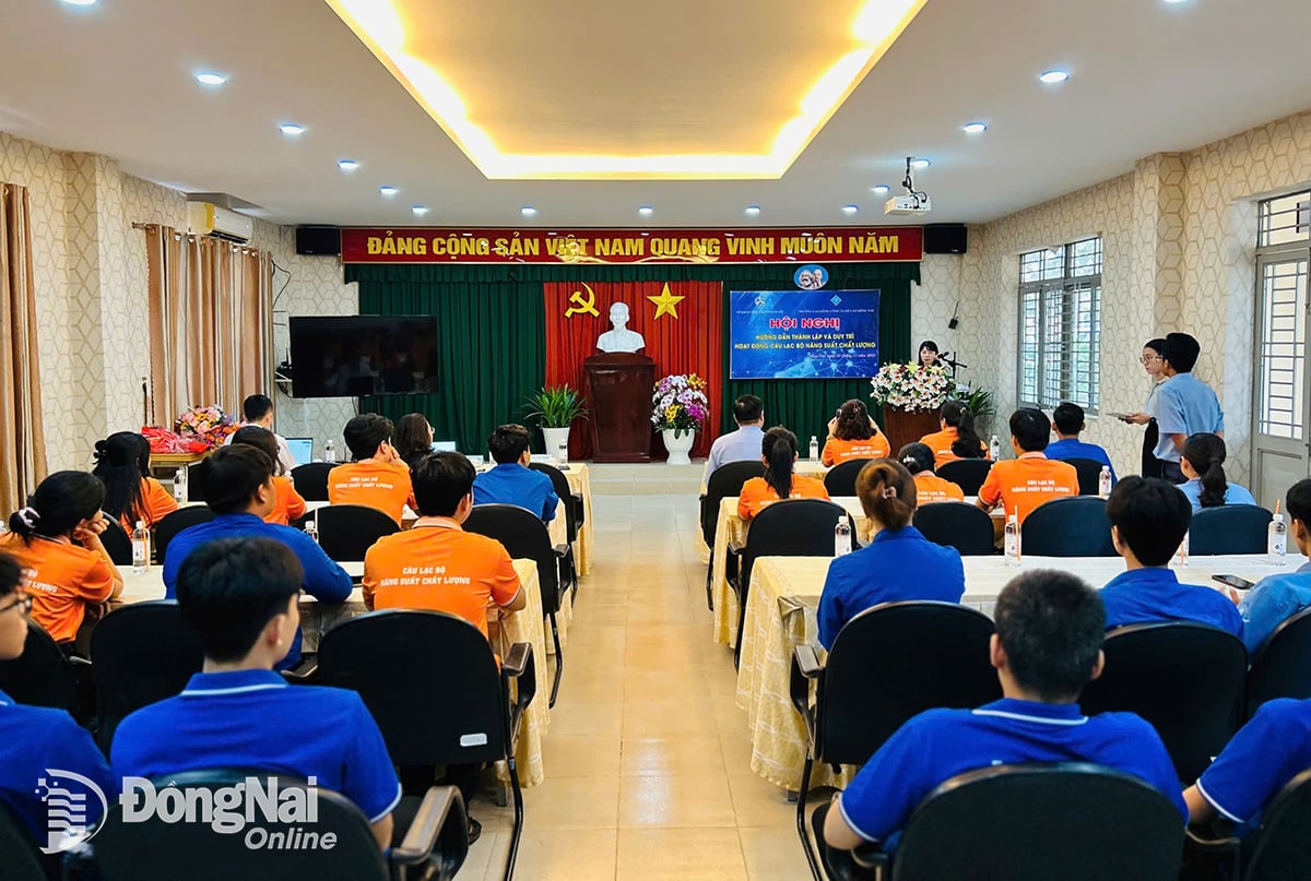 Panoramabild av konferensen som äger rum på Dong Nai High Technology College (Long Thanh kommun). Foto: Thanh Canh