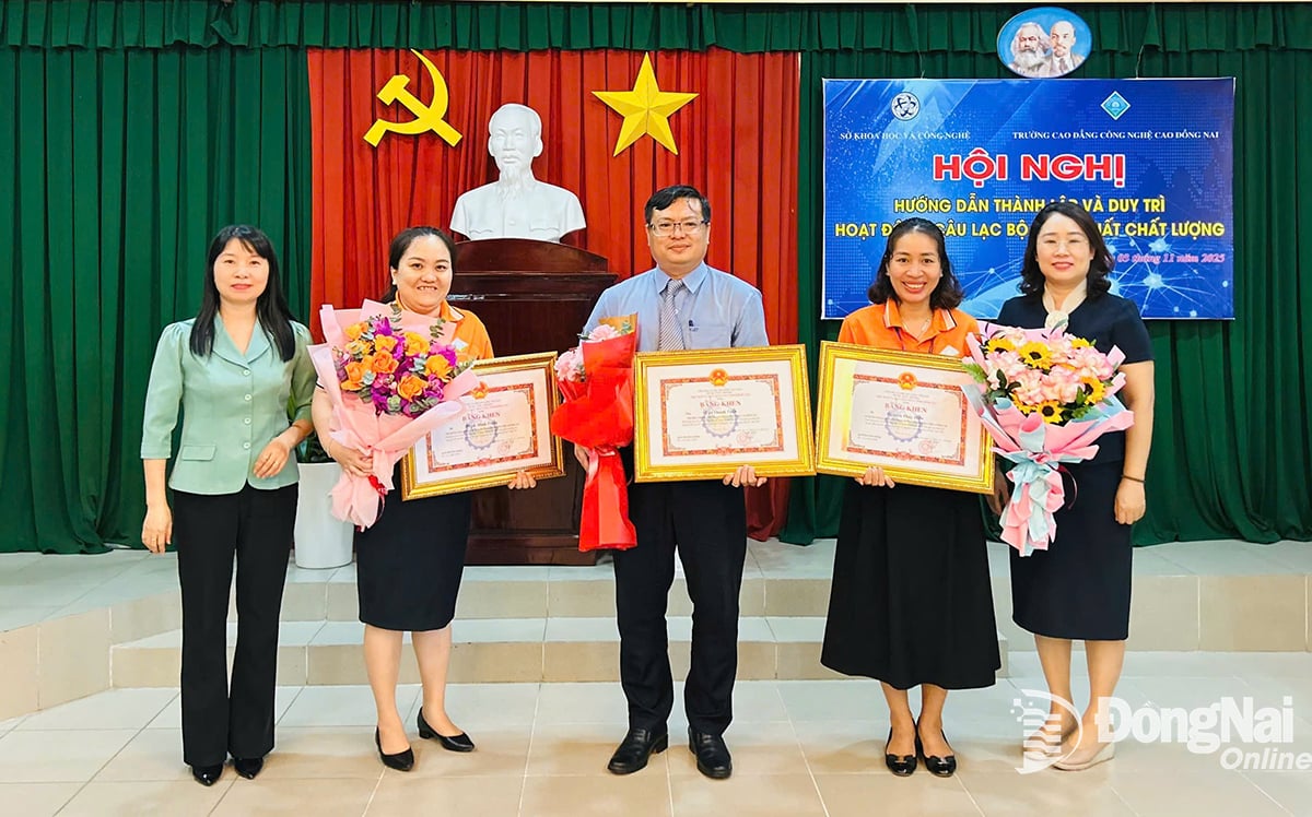 Ledare för departementet för vetenskap och teknik delade ut meritcertifikat från den provinsiella folkkommittén till grupper och individer med enastående prestationer i tävlingen 