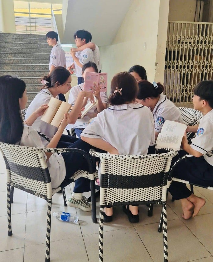 Sáp nhập trung tâm GDNN và GDTX: Chế độ làm việc của giáo viên thay đổi ra sao?  - Ảnh 1.