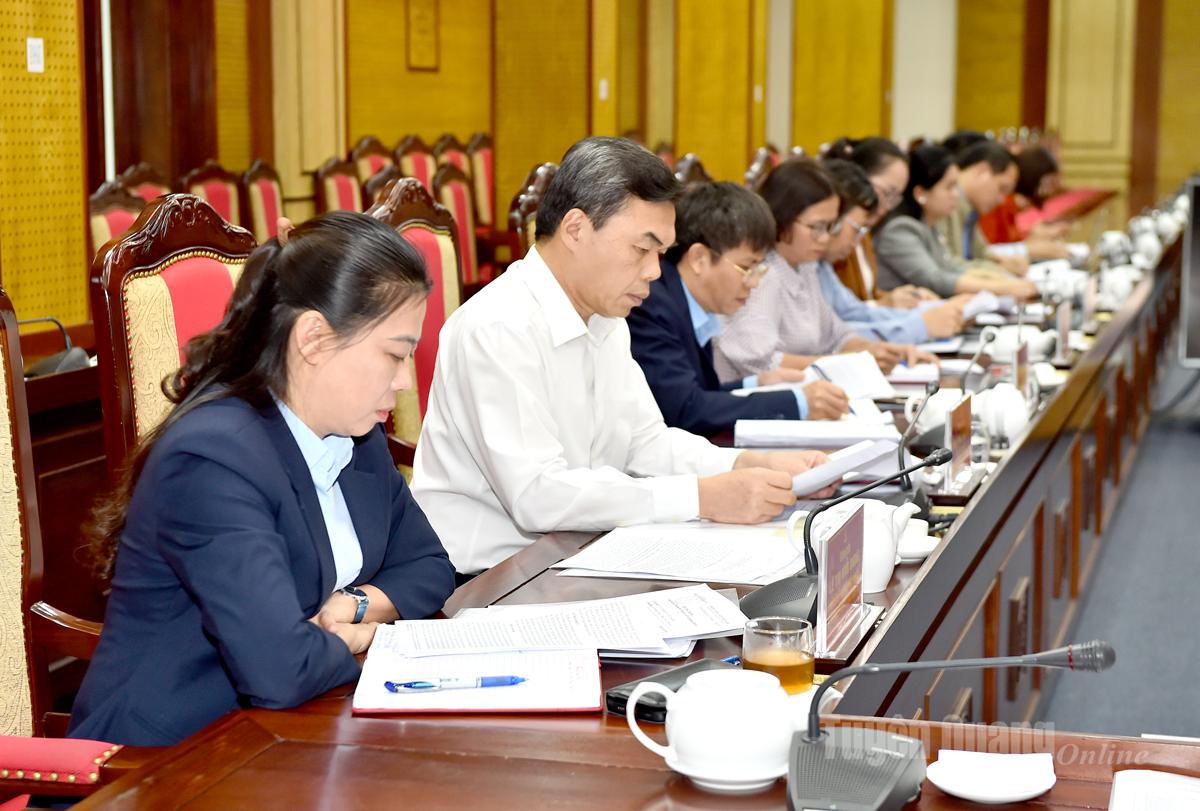 Ständiga medlemmar av provinspartikommittén deltog i mötet.