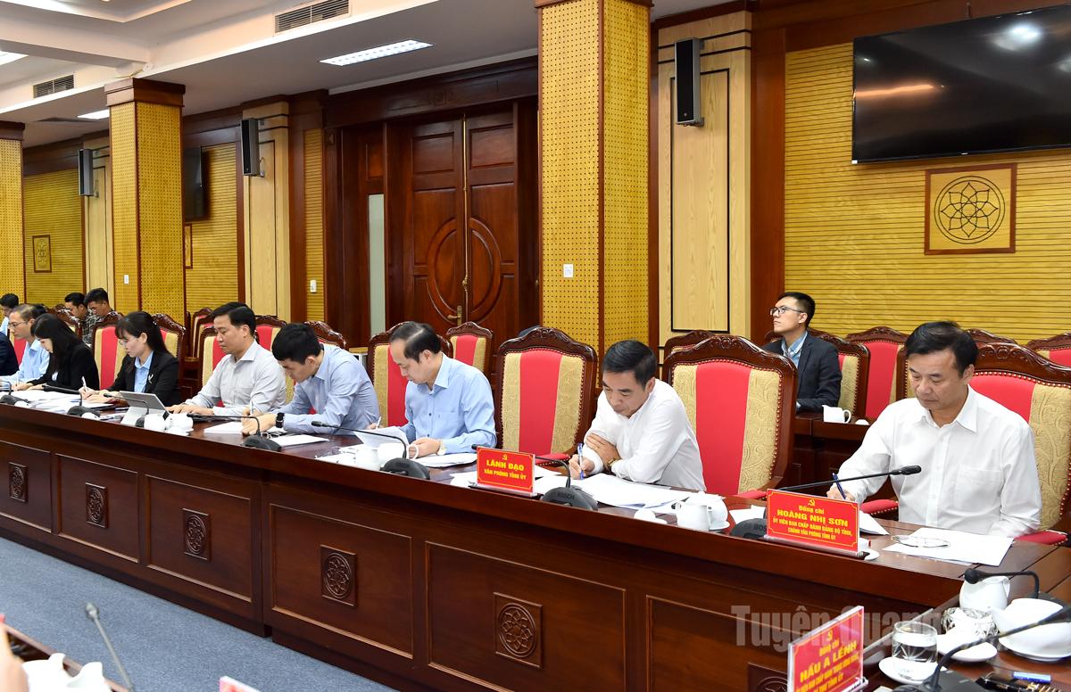 Ledare för den provinsiella partikommitténs kansli vid arbetsmötet.