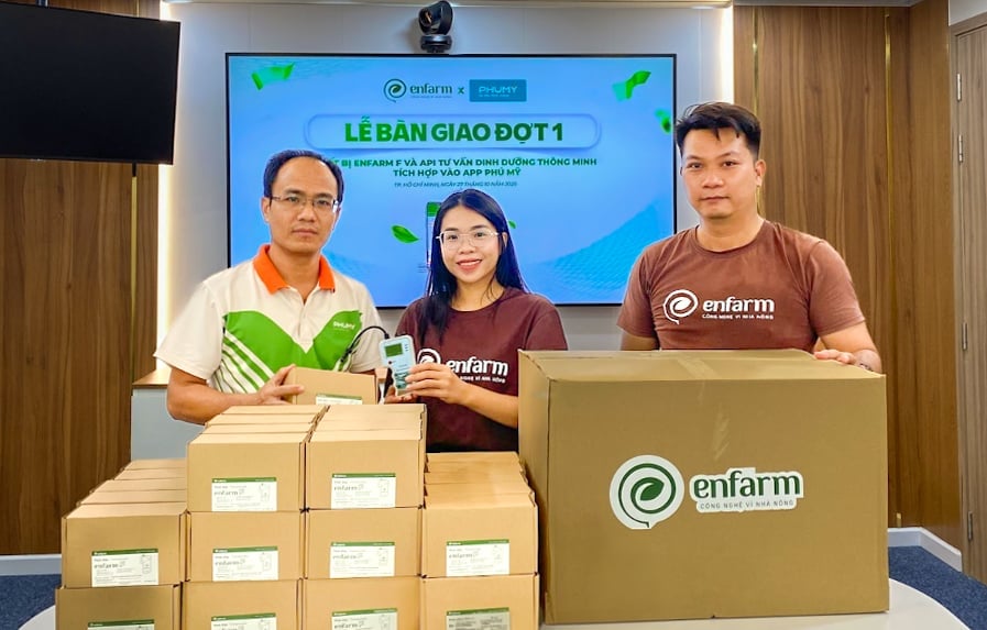 Cán bộ Phú Mỹ nhận bàn giao thiết bị đo dinh dưỡng đất thông minh từ Enfarm F. Ảnh: Đức Trung.