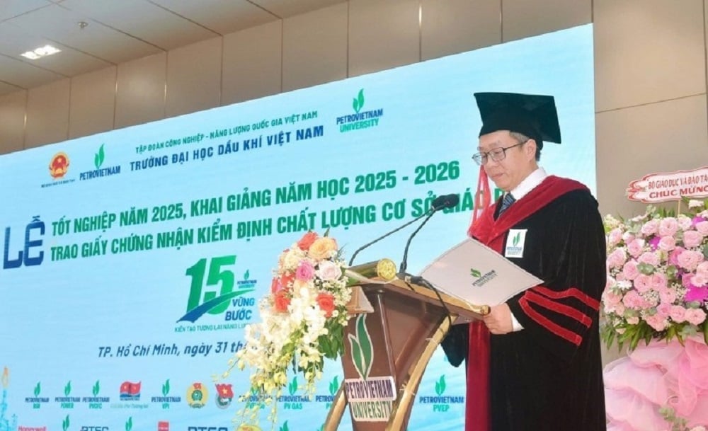 Phó Hiệu trưởng PVU Nguyễn Thanh Tùng phát biểu tại buổi lễ. Ảnh: PVU.