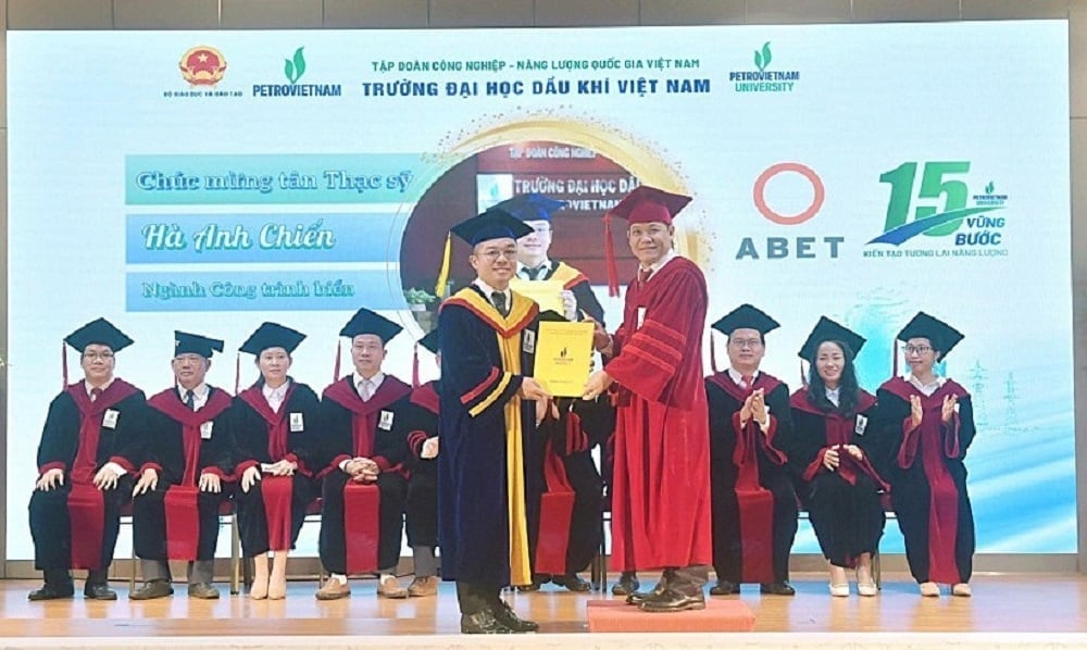 TS. Phan Minh Quốc Bình - Hiệu trưởng PVU trao bằng cho các thạc sĩ. Ảnh: PVU.