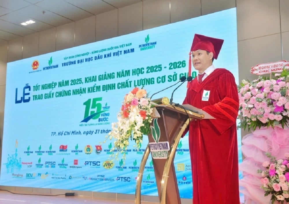 Hiệu trưởng PVU Phan Minh Quốc Bình nhắn nhủ các em sinh viên: 'Hãy sống như ngọn đuốc - luôn cháy sáng, thắp lên niềm tin, nhiệt huyết và trách nhiệm. Các em hãy giữ vững ba giá trị cốt lõi 'Đức - Tài - Chuyên nghiệp' của PVU'. Ảnh: PVU.