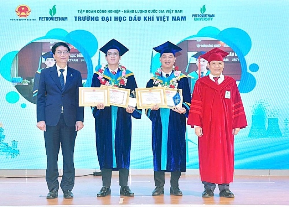 Ông Trần Quang Dũng - Phó Bí thư thường trực Đảng ủy Petrovietnam và TS Phan Minh Quốc Bình - Hiệu trưởng PVU trao bằng khen và phần thưởng cho các thủ khoa. Ảnh: PVU.