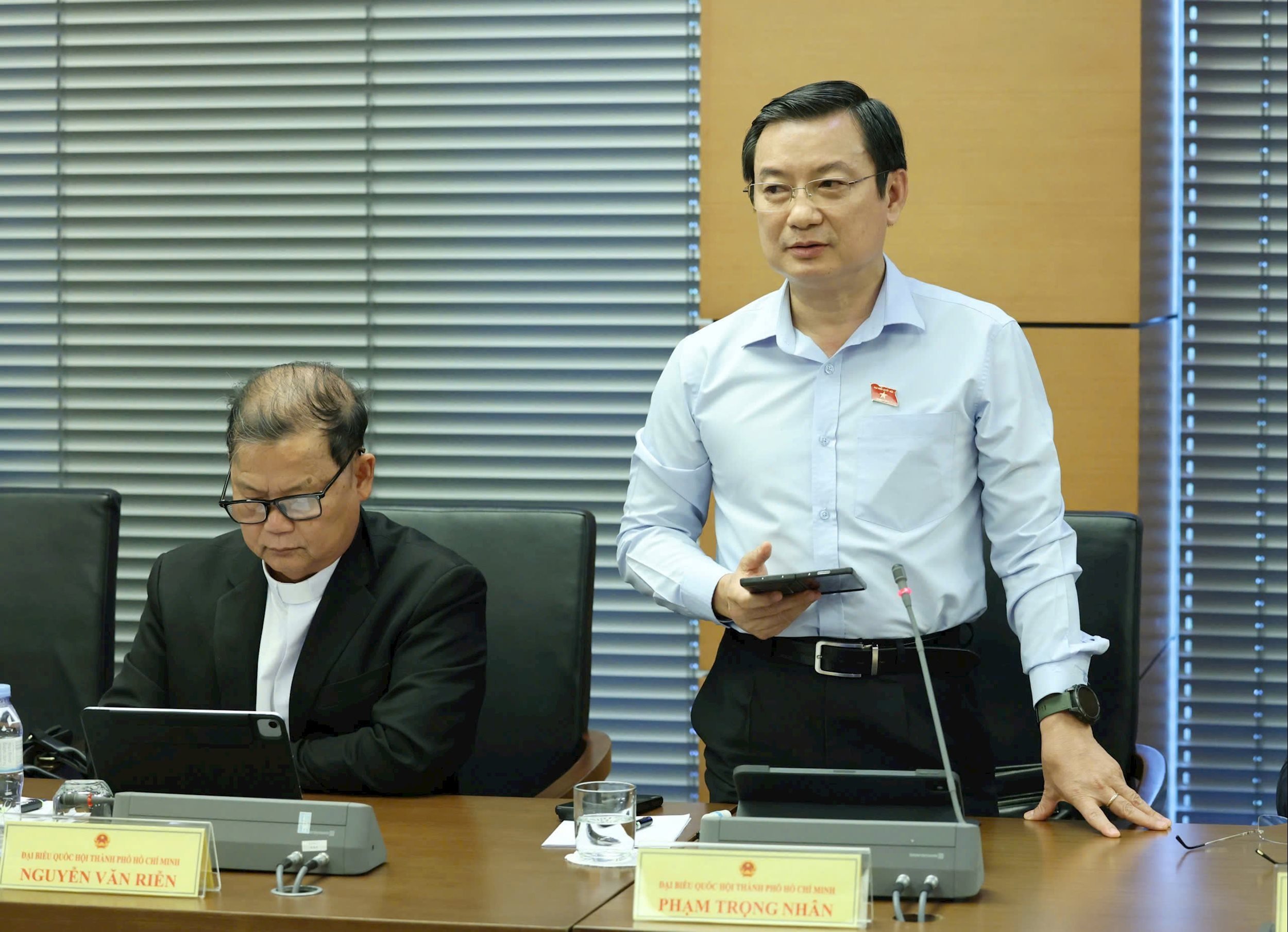 รองผู้แทนรัฐสภา ฝ่าม จ่อง เญิน (นครโฮจิมินห์) กล่าวปราศรัย