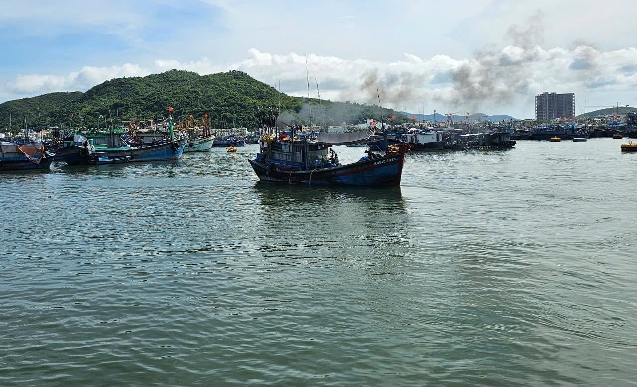 Tỉnh Khánh Hòa khẩn trương kêu gọi tàu, thuyền còn hoạt động trên biển trở vào bờ hoặc tìm chỗ tránh, trú bão an toàn phải hoàn thành trước 10 giờ ngày 5/11. Ảnh: Kim Sơ.