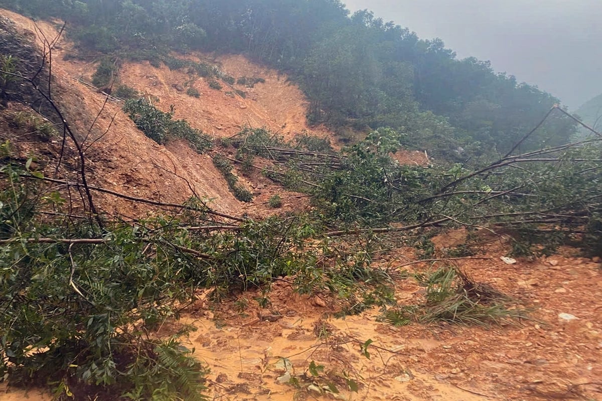 Mưa lũ những ngày qua khiến nhiều điểm trên toàn tuyến biên giới tỉnh Quảng Trị  bị sạt lở, chia cắt. Ảnh: Anh Quân.
