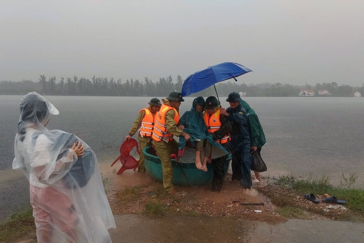 Cùng với chính quyền địa phương, lực lượng chức năng, Bộ đội Biên phòng Quảng Trị tham gia tích cực công tác ứng phó với mưa lũ. Ảnh: Anh Quân.